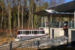 - Standseilbahn Pfaffenthal-Kirchberg - In Luxembourg-Kirchberg an der Straenbahnhaltestelle Rout Brck-Pafendall lsst sich die „Bergstation“ der CFL Standseilbahn wunderbar ablichten.