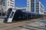 Tram 112 fährt in die Haltestelle Alphonse Weicker, auf dem Kirchberg in der Stadt Luxemburg ein. 02.2025