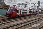 Triebzug 2411, Alstom Corodia Max, ist soeben im Bahnhof von Luxemburg losgefahren, um die Strecke nach Diekirch zu bedienen.