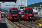 Der Triebzug 2411 kommt gerade aus Kautenbach in den Bahnhof Wiltz eigefahren, daneben steht Triebzug 2418 der gleich in Richtung Kautenbach abfahren wird. 24.6.2024