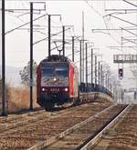 CFL Lok 4012 kommt mit ihrem Güterzug aus Richtung Hollerich und durchfährt mit ihrem Güterzug den Bahnhof von Leudelange in Richtung Petange.