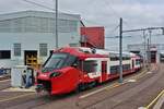 Triebzug 2410 steht in der Abstellung neben der Straenbahnhaltestelle: Lyce Bonnevoie, gesehen als wir an der Haltestelle ausgestiegen sind, von der Strae aus mit dem Hndy durch den Zaun