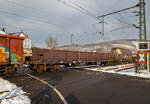 Vierachsiger Drehgestell-Flachwagen mit Rungen und Stirnwandklappen, jedoch ohne Seitenwandklappen, 31 82 3517 026-9 L-CFLCA, der Gattung Rnss, der CFL Cargo, im Zugverband am 24.03.2021 bei der