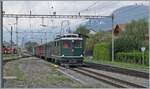 Die SBB HGe 4/4 I N° 1992 'Giswil' hat mit ihrem Extrazug den Bahnhof von Meiringen erreicht und drückt nun ihren Extrazug zurück um ihn abzustellen. 

23. August 2025