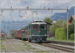 Endlich wieder einmal ein 'echter' Brünig-Bahn-Zug in Meiringen! Die SBB HGe 4/4 I N° 1992 'Giswil' erreicht mit ihrem Extrazug zum Jubiläum '20 Jahre Zentralbahn' den Bahnhof von Meiringen.
Die HGe 4/4 I 1992 Lok mit dem typischen SB ...