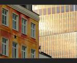 Eine alte Fassaden neben einer neuen Hochhausfassade, gesehen in Hamburg in der Hafenstra�e.