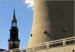 Zwei sehr unterschiedliche Berliner T�rme: Links der Turm der St.-Marien-Kirche, rechts der Fu� des Fernsehturms.