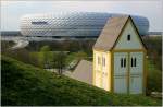 Gegens�tzliche Bauwerke treffen hier aufeinander: gesehen in M�nchen-Fr�ttmaning.