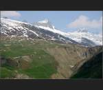 Der Zug wirkt sehr klein in dieser gro�artigen Landschaft.