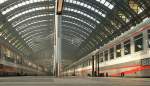 M�chtig und rund die hohe Bahnhofshalle, geradlinig und scheinbar ins Unendliche reichend, die horizontal verlegten Gleise und Bahnsteiganlagen.