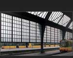 . Drinnen und Drau�en - Bahnsteig in der Halle und au�erhalb, Karlsruhe Hauptbahnhof (Matthias)