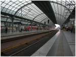 Glasdach �ber den Geleisen des Spandauer Bahnhofes in Berlin.