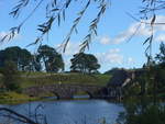 (190'984) - Hobbiton-Landschaft mit See und B�umen am 22.