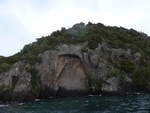 (191'269) - Der Maori-Felsen im Lake Taupo am 24.