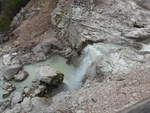 (191'145) - Kleiner Wasserfall im Wai-O-Tapu Thermal Wonderland am 23.