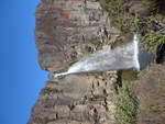 (191'349) - Der Taraniki-Wasserfall am 25.