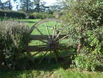 (190'952) - Altes Wagenrad im Hobbiton am 22.