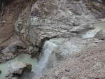 (191'146) - Kleiner Wasserfall im Wai-O-Tapu Thermal Wonderland am 23.