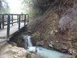 (191'165) - Br�cke und kleiner Wasserfall im Wai-O-Tapu Thermal Wonderland am 23.