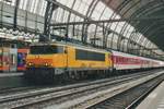 RaiLioN 1613 steht mit ein CNL in Amsterdam Centraal am 25 Oktober 2010.