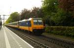 NS 186 113 schiebt ein IC-Direct durch Tilburg-Universiteit am 26 April 2018.