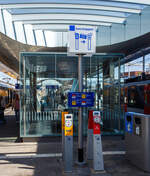Transfer zu NS bzw. umgekehrt zu Arriva/Breng (Overstappen naar NS of vice versa naar Arriva/Breng) am Bahnsteig 6/7 im Bahnhof Arnhem Centraal (Arnheim Hbf) am 29 April 2025. 
Hier muss man mit seiner Debitkarte, OV-Chipkarte oder Ticket ein- und auschecken, wenn man zwischen den Zügen der Betreiber NS und der Arriva/Breng wechselt. 
 Transfer zu NS bzw. umgekehrt zu Arriva/Breng (Overstappen naar NS of vice versa naar Arriva/Breng) am Bahnsteig 6/7 im Bahnhof Arnhem Centraal (Arnheim Hbf) am 29 April 2025. 
Hier muss man mit seiner Debitkarte, OV-Chipkarte oder Ticket ein- und auschecken, wenn man zwischen den Zügen der Betreiber NS und der Arriva/Breng wechselt.