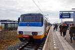 Nun haben wir mit dem NS Sprinter (zwei gekuppelte Sprinter hinten der vorne der zweiteilige SGMm 2120 und hinten der dreiteilige SGMm 2953) am 31 März 2018 von Amsterdam Centraal den Bahnhof Zandvoort aan Zee erreicht. Und er steht nun wieder für die Gegenrichtung nach Amsterdam Centraal bereit.