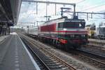 RXP 9904 steht am 1 Augustus 2026 vor zwei RADVE (Rail Adventure)  Kuppelwagen angekuppeld in Amersfoort und wird diese ins Abstellbereich schieben.