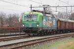 Starke cargo 193 368 treft am grauen 3 Februari 2023 mit ein aus 35 DBCPL Eaos-Wagen bestehender Ganzzug in Oss ein.