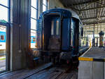 Der Speisewagen der Gattung WR, CIWL N 4249 der Blauwe Roemeen (Blauer Rumne), ex CIWLT 51 66 08-50 091-9 am 29 April 2025 im Het Spoorwegmuseum (bis 2005 NSM - Nederlands Spoorwegmuseum / Niederlndischen Eisenbahnmuseum) in Utrecht im ehemaligen Bahnhof Maliebaan. Ein Eisenbahnmuseum das zum Verweilen einldt, leider fehlte uns dieses Mal die Zeit dafr.  

Der Wagen wurde 1943 von ASTRA Arad in Arad (Rumnien) gebaut und an die Compagnie Internationale des Wagons-Lits als Speisewagen CIWL N 4249 geliefert. Er gehrte zu einer kleinen Serie von 8 Speisewagen mit Kche WR Serie 4242 – 4249. Fr mich sehr erstaunlich das die CIWL auch whrend dem 2. Weltkrieg Wagen bauen lie. Der WR (Wagon Restaurant) 4249 ist ein Beispiel fr einen solchen Wagen. Wobei ASTRA-Arad (vom sterreichischen Johann Weitzer 1891 als Tochtergesellschaft der Maschinen-, Waggonbau und Eisengieerei AG gegrndet) bei der CIWL kein unbekannter Lieferant war. 

Diese Serie von 8 vierachsigen Speisewagen (C.I.W.L. 4242-4249) waren ursprnglich fr den Einsatz auf rumnischen Eisenbahnstrecken vorgesehen. Die C.I.W.L. setzte die Wagen WR 4.242, 4.243 und 4.249 im September 1943 in Zgen der CFR ein. 

Nach dem Zweiten Weltkrieg wurden Ende 1948 die Speisewagen CIWL WR
4.245–4.249 von der CIWL-Gesellschaft bei den dnischen Eisenbahnen (DSB) eingesetzt. Hier waren die WR 4248 und 4249 bis 1954 in Betrieb und die WR 4245 bis 4247 bis 1963 in Betrieb. 1951 kamen auch die Speisewagen CIWL WR 4242 bis 4244 nach Dnemark und waren teilweise bis 1964 im Betrieb. So war im Zeitraum 1951–1954 die gesamte Serie von 8 von ASTRA-Arad gelieferten Speisewagen CIWL WR 4.242–4.249 auf den dnischen Eisenbahnstrecken im Einsatz.

Sie fuhren auf der Strecke Padborg (deutsch-dnische Grenze) – Odense – Nyborg (Groer Belt / Store Baelt) im Zug des „Nord Express“ der Paris mit Skandinavien auf der Strecke Paris Nord–Lttich–Kln–Dsseldorf–Essen–Hamburg–Padborg–Odense–Nyborg–Kopenhagen (1.312 km) verband. Ein weiterer Einsatz war der Holland-Scandinavia Express.

Im Zeitraum 1973–1981 waren die Wagen der CIWL WR 4.242, 4.245, 4.246 und 4.247 bei den niederlndischen Eisenbahnen (NS) im Einsatz, wo sie die Betriebsnummern 51 84 88-50 014-2 (CIWL WR 4242), 51 84 88-50 015-9 (CIWL WR 4245), 51 84 88-50 016-7 (CIWL WR 4246) und 51 84 88-50 017-5 (CIWL WR 4247) trugen. Sie waren Teil der internationalen Zge „Scandex“ (Hoek van Holland–Hannover) und „Nord-West-Express“. Teilweise waren sie auch in Zgen der Fhr- und Eisenbahnverbindung zwischen den Niederlanden und dem Vereinigten Knigreich im Einsatz, aber auch im Northern Express, der Paris mit Sankt Petersburg verband. 

Heute sind noch 3 dieser 1943 von ASTRA Arad gebauten Speisewagen der Serie WR 4242 – 4249 vorhanden:
•	CIWL Nr. 4243 ist heute in der Schweiz bei Stiftung Museumsbahn SEHR&RS und als WR 51 85 08-30 120-8 CH-SEHR betriebsfhig.
•	CIWL Nr. 4247 ist seit 1998 im Dnischen Eisenbahnmuseum in Odense (Danmarks Jerbanemuseum, Odense). brigens ist der Geburtsort des Schriftstellers Hans Christian Andersen.
•	CIWL Nr. 4249 (ex CIWLT 51 66 08-50 091-9, heute 51 88 08-50 091-9) vermutlich seit den 1980er-Jahren im Niederlndischen Eisenbahnmuseum (Het Nederlands Spoorweg Museum). Hier trgt er den Namen Blauwe Roemeen (Blauer Rumne). Das Museum betrieb im Wagen kurzzeitig auch ein eigenes Museumsrestaurant.

Die Wagen der CIWL-Reihe WR 4242–4249 waren identisch mit den Wagen der in Belgien von La Brugeoise et Nivelles (BN) 1939/40 gebauten CIWL-Reihe WR 4201–4218. Die Wagen hatten eine Lnge ber Puffer von 23.452 mm, einen Drehzapfenabstand von 16.000 mm, einen Achsanstand im Drehgestell von 2.500 mm, eine Fahrgestelllnge ber die Plattformen von 22.200 mm, ein zulssiges Gesamtgewicht von 54,7 t, 46 Sitzpltze, eine Hchstgeschwindigkeit von 100 km/h (spter nach Umbauten 140 km/h und spter 160 km/h) und waren mit einer Westinghouse-Bremse kombiniert mit einer Handbremse ausgestattet. 

Da die Innenausstattung der WR 4242 bis 4249 whrend des Zweiten Weltkriegs gebaut wurde, sind diese etwas weniger prunkvoll als die Wagen der vorherigen Serie. Dennoch sind sie noch immer recht luxuris.

TECHNISCHE DATEN:
Spurweite: 1.435 mm (Normalspur)
Anzahl der Achsen: 4 in zwei Drehgestellen
Lnge ber Puffer: 23.452 mm
Drehzapfenabstand: 16.000 mm
Achsabstand im Drehgestell: 2.500 mm
Eigengewicht: 54 t
Hchstgeschwindigkeit: 160 km/h (ursprnglich 140 km/h)
Sitzpltze: 46 
Besonderheit: eingebaute Kche
