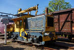Die Kranlok/Kraansik NS 362K, eine Dieselelektrische-Rangierlokomotive mit hydraulischen Teleskopkran der NS-Serie 200/300 „Sik“ (Baureihe), am 29 April 2025 im Het Spoorwegmuseum (bis 2005 NSM - Nederlands Spoorwegmuseum / Niederlndischen Eisenbahnmuseum) in Utrecht im ehemaligen Bahnhof Maliebaan. 

Die diesel-elektrische Rangierlokomotive der NS-Serie 200 „Sik“ der 6. und letzten Bauserie wurde 1951 von Werkspoor NV in Amsterdam unter der Fabriknummer 899 gebaut und an die NS geliefert. 1974 wurde die Rangierlokomotive zur NS 362 K umgebaut und erhielt den HIAB hydraulischen Teleskopkran. Im Zuge einer Umverteilung (1997) nach der Privatisierung der NS wurde die Lokomotive 362 der Strukton-Gruppe zugeteilt. 2001 bergab Strukton sie an NedTrain, die sie 2004 dem Eisenbahnmuseum als Leihgabe berlie.

Die Rangierlokomotiven NS-Serie 200/300 „Sik“:
Die NS-Lokomotiven der Baureihe 200 (auch Sik genannt) sind berwiegend von Werkspoor gebaute Lokomotiven, die bei den Niederlndischen Eisenbahnen hufig zum Rangieren von Gterwagen und zum Ziehen kurzer Gterzge eingesetzt wurden. Diese Lokomotiven kamen auch auf verschiedenen privaten Bahnen zum Einsatz.

Diese Lokomotiven wurden zwischen 1934 und 1940 sowie zwischen 1949 und 1951 in 6 Bauserien gebaut und trugen ursprnglich den Namen „Groote Sik“ (Groe Sik). Anfangs waren die Siks grn lackiert, ab den 1970er Jahren wurde daraus die gelbgraue NS-Lackierung. Ab 2008 wurden fast alle Lokomotiven auer Dienst gestellt, da sie aufgrund fehlender Not-Aus-Systeme nach Arbeitsschutzstandards als unsicher eingestuft wurden. Einige Exemplare sind noch heute in Museen im Einsatz.

Technik:
Nach der erfolgreichen Einfhrung der  Ursik  ( Oersik ) ging man daran, einen weiterentwickelten, leistungsstrkeren Typ zu schaffen. Whrend die Art der Bedienung von den seitlichen Trittbrettern aus gleich blieb, wurden technisch komplett neue Wege beschritten. Statt mit Benzin betrieben und mit mechanischer Kraftbertragung setzte man auf Dieselelektrische Loks. Die Entwicklung lag komplett in niederlndischer Hand.

Aufgrund ihrer geringen Zugkraft und insbesondere der geringen Bremsleistung waren die ersten Lokomotiven nur langsam manvrierfhig. Das Ziehen oder Schieben von mehr als sechs beladenen Gterwagen wurde schnell problematisch. Die Lokomotiven hatten keine Druckluftbremsen. Die Bedienung der Lokomotiven war auch ber die seitlichen Trittstufen mglich. Der Antrieb erfolgte dieselelektrisch. Die Lokomotiven wurden mit einem Dreizylinder-Viertaktmotor vom Typ „Stork Ricardo“ ausgestattet. Dieser trieb einen Generator an, der die Elektromotoren speiste. Bemerkenswert an dieser Lokomotive war, dass kein spezielles Khlmittel (Wasser mit Frostschutzmittel) verwendet wurde, sondern der Dieselkraftstoff selbst als Khlmittel diente. Dies bot eine automatische Sicherheitsfunktion bei niedrigem Khlmittelstand (kein Khlmittel = kein Kraftstoff = Motor stoppt) und wurde daher nicht berwacht.

Die Bremsen sind relativ einfach zu bedienen. Die Lokomotive verfgt ber eine Handbremse, eine Fallbremse und eine Fubremse. Fallbremse und Fubremse lassen sich leicht von auen bedienen. Die Fubremse ist ein Pedalhebel, der die Bremsbelge gegen die Rder drckt. Die Handbremse hat die gleiche Funktion, wird jedoch ber eine Kurbel vom Fhrerstand aus bedient. Die Fallbremse ist ein vertikal drehbarer Hebel, der durch sein Gewicht die Bremskraft aufbringt und die Lokomotive beim Absteigen des Lokfhrers am Boden hlt. Dies ermglicht auch eine przisere Einstellung der Bremskraft. Die Bremsen werden in allen Fllen rein mechanisch bettigt.

Die  Sikjes  der Serie 200/300 waren nicht nur deutlich lnger, sondern doppelt so schnell und nahezu doppelt so schwer wie ihre Vorgngerinnen. Im Laufe der Jahre wurden einige konstruktive nderungen vorgenommen. Ab 1961 wurde der ursprnglich eingebaute 4-Zylinder-Dieselmotor von Stork Ganz-Jendrassik GT4x150 wurde durch einen Dreizylindrigen Nachfolger aus gleichem Hause des Typs Stork Ricardo R 153 ersetzt. Der Motor leistete 85 PS.

Die Lokomotiven sind 7,22 Meter lang, 2,80 Meter breit und 3,50 Meter ber den Schienen. Der Radstand betrgt 3,20 Meter. Das Gesamtgewicht betrgt 21 Tonnen, wobei die Vorderachse eine Achslast von 9,5 Tonnen und die Hinterachse eine Achslast von 11,5 Tonnen aufweist. Die Lokomotiven, die ab 1972 mit einem Kran ausgestattet wurden, wiegen 23 Tonnen.

Eine Lokomotive mit Heemaf-System ist mit einem GMT 82 Hauptgenerator mit 48 kW Leistung und zwei TM6-Fahrmotoren mit 28 kW Leistung ausgestattet. Eine Lokomotive mit einer Smit Slikkerveer-Installation ist mit einem Hauptgenerator des Typs G40/23, G42/20 oder G45/25 und zwei Fahrmotoren des Typs GT322/7 ausgestattet. Die Leistungsdaten sind gleich.

Die Fahrmotoren befinden sich ber beiden Achsen. Sie arbeiten mit einer Spannung von 220 Volt und einer Stromstrke von 150 Ampere bei einer Drehzahl von 2.500 Umdrehungen pro Minute. Die Fahrmotoren sind Straenbahnartig gelagert. Der Fahrmotor ruht einseitig auf einem Stahlgussrohr, das mit zwei Kegellagern auf der Achse gelagert ist. Das Motorgehuse ist mit zwei Kappen auf dem Stahlgussrohr Gummigelagert verklemmt.

Das Motorwelle-Ritzel treibt formschlssig das fest auf der Radachse sitzende 
Zahnrad an. Das bersetzungsverhltnis betrgt so 15:96. Die Lokomotive ist fr eine Geschwindigkeit von 60 Kilometern pro Stunde ausgelegt. Die Achsfolge der Lokomotive ist B. Die Rder haben einen Laufdurchmesser von 1.000 mm (neu). Die Lokomotive ist mit einem Kraftstofftank mit einem Fassungsvermgen von 100 Litern ausgestattet.

Zur Kraansik umgebaute Lok:
Im Jahr 1972 wurde der (noch Grne) Sik 360 versuchsweise mit einem 1,5 Tonnen schweren hydraulischen Teleskopkran von HIAB ausgestattet. Dadurch war es mglich, unter anderem Weichenteile auf Bahnhfen auszutauschen. Der „HIAB-Kran“ sitzt hinter dem Fhrerhaus am Heck, auf einer den Batteriekasten berbauenden dafr neuangefertigten Schweikonstruktion (Rahmen). Der Batteriekasten musste fr den Umbau erheblich verkleinert und der hintere Sandkasten versetzt werden. Auch der erforderliche Hydraulikltank fand nun neben sehr kleinen dem Batteriekasten Platz. 

Der Antrieb der Hydraulikpumpe fr den Kran erfolgt ber Keilriemen vom Dieselmotor. Der Kran lsst sich auf maximal 6,5 Meter ausfahren und kann dann immer noch ein Gewicht von 1.500 kg heben. Der Test verlief erfolgreich und es wurde beschlossen, mehrere Lokomotiven mit einem Kran auszustatten, dies waren: 
1974: der 309, 355, 361 und der 362 (dieser)
1975: die 227, 242, 246, 248, 250, 265, 274, 276 und die 368.
1982: der 344.
1983: der 252 und der 284.

TECHNISCHE DATEN:
Hersteller: Werkspoor NV, Amsterdam (281-306 Zentrale Werkstatt Zwolle)
Elektroinstallation: Heemaf oder Smit
Gebaute Anzahl: 169 (NS 201-369)
Baujahre: 1934-1940, 1949-1951
Ausmusterung: 2008
Spurweite: 1.435 mm (Normalspur)
Achsfolge: Bo
Lnge ber Puffer: 7.220 mm
Achsabstand: 3.200 mm
Treibraddurchmesser: 1.000 mm (neu)
Breite: 2.800 mm
Hhe (ohne Kran): 3.500 mm
Eigengewicht: 21 t (als Kraansik 23 t)
Max. Achslast:11,5 (13 t)
Leistung: 62,5 kW (85 PS)
Hchstgeschwindigkeit: 60 km/h
Antrieb: 
Dieselmotor: 3-Zylinder-Viertakt-Dieselmotor (Dieselgekhlt) vom Typ Stork Ricardo R 153 mit 85 PS (62,5 kW) Leistung bei 1.000 U/min, Motorhubraum 11,93 Liter (Bohrung  150 x 225 mm Hub). Ursprnglich 4-Zylinder-Dieselmotor von Stork Ganz-Jendrassik GT4x150. 
Generator: Smit G45/25 oder Heemaf GMT 82 mit 48 kW Leistung
Traktionsmotor (2 Stck): Smit GT322/7 oder Heemaf TM 6 mit je 28 kW
bersetzungsverhltnis: 15:96
Leistungsbertragung: diesel-elektrische, je 1 E-Motor/Achsen
Anfahrzugkraft: 39,2 kN
Dauerzugkraft: 11,8 kN
Kleinster befahrbarer Gleisbogen: R 50 m
Kraftstofftank: 100 Litern

Quellen: Somda RailWiki.nl, Het Spoorwegmuseum, nmld.nl, Anschriften, Wikipedia (Niederlande), Rangierdiesel
Stand/berarbeitung: September 2025
