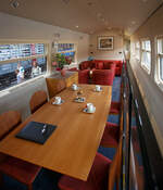 Innenraum/Interieur des Salonwagen Königin Beatrix Sr 10, NL-NS 61 84 89-70 003-8, vom königlichen Zug „Koninklijke Trein“ (Hofzug) am 24. Juni 2025 im Het Spoorwegmuseum (bis 2005 NSM - Nederlands Spoorwegmuseum / Niederländischen Eisenbahnmuseum) in Utrecht im ehemaligen Bahnhof Maliebaan. Sr steht für Salonrijtuig in Deutsch Salonwagen.
Der Wagen wurde 1980 von der Waggonfabrik Talbot GmbH & Co. in Aachen (D) gebaut und als ICR-Wagen (Intercityrijtuig), vom Type A10 ICR-1-A, an die NS - Nederlandse Spoorwegen (Niederländische Eisenbahnen) geliefert, wo er die Nummer NL-NS 50 84 10-70 647-9 trug. 1991 gab das Ministerium für Verkehr, öffentliche Arbeiten und Wasserwirtschaft einen neuen königlichen Zug für Königin Beatrix in Auftrag, da die alten Waggons nicht mehr ausreichten. Man entschied sich für den Umbau eines bestehenden Intercity-Waggons. NS Design war gemeinsam mit der Königin Beatrix für die Innenausstattung verantwortlich.
Königin Beatrix hatte einen klaren Wunsch: Der Zug sollte „schick und schlicht italienisch“ sein. Das Ergebnis war ein funktionales Interieur mit luxuriösen Materialien wie Marmor, warmem rotem Leder und Birnbaumholz. Der SR10 war zudem der erste königliche Waggon mit Klimaanlage sowie Warm- und Kaltwasser.
Der SR10 verfügt über eine Lounge mit einem Besprechungs-/Esstisch und einer Sitzecke mit vier Sesseln und einem Sofa. Es gibt drei Schlafbereiche, zwei für die königliche Familie und einen für die Zugführer. Die Schlafzimmer der königlichen Familie verfügen jeweils über ein eigenes Bad, einen Arbeitsbereich mit Schreibtisch und ein Etagenbett für zwei Personen. Später wurde der Zug auch von König Willem-Alexander genutzt. Ein Schlafzimmer wurde daraufhin umgebaut, um ein drittes Bett für die Prinzessinnen unterzubringen.
 Innenraum/Interieur des Salonwagen Königin Beatrix Sr 10, NL-NS 61 84 89-70 003-8, vom königlichen Zug „Koninklijke Trein“ (Hofzug) am 24. Juni 2025 im Het Spoorwegmuseum (bis 2005 NSM - Nederlands Spoorwegmuseum / Niederländischen Eisenbahnmuseum) in Utrecht im ehemaligen Bahnhof Maliebaan. Sr steht für Salonrijtuig in Deutsch Salonwagen.
Der Wagen wurde 1980 von der Waggonfabrik Talbot GmbH & Co. in Aachen (D) gebaut und als ICR-Wagen (Intercityrijtuig), vom Type A10 ICR-1-A, an die NS - Nederlandse Spoorwegen (Niederländische Eisenbahnen) geliefert, wo er die Nummer NL-NS 50 84 10-70 647-9 trug. 1991 gab das Ministerium für Verkehr, öffentliche Arbeiten und Wasserwirtschaft einen neuen königlichen Zug für Königin Beatrix in Auftrag, da die alten Waggons nicht mehr ausreichten. Man entschied sich für den Umbau eines bestehenden Intercity-Waggons. NS Design war gemeinsam mit der Königin Beatrix für die Innenausstattung verantwortlich.
Königin Beatrix hatte einen klaren Wunsch: Der Zug sollte „schick und schlicht italienisch“ sein. Das Ergebnis war ein funktionales Interieur mit luxuriösen Materialien wie Marmor, warmem rotem Leder und Birnbaumholz. Der SR10 war zudem der erste königliche Waggon mit Klimaanlage sowie Warm- und Kaltwasser.
Der SR10 verfügt über eine Lounge mit einem Besprechungs-/Esstisch und einer Sitzecke mit vier Sesseln und einem Sofa. Es gibt drei Schlafbereiche, zwei für die königliche Familie und einen für die Zugführer. Die Schlafzimmer der königlichen Familie verfügen jeweils über ein eigenes Bad, einen Arbeitsbereich mit Schreibtisch und ein Etagenbett für zwei Personen. Später wurde der Zug auch von König Willem-Alexander genutzt. Ein Schlafzimmer wurde daraufhin umgebaut, um ein drittes Bett für die Prinzessinnen unterzubringen.