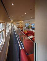 Innenraum/Interieur des Salonwagen Königin Beatrix Sr 10, NL-NS 61 84 89-70 003-8, vom königlichen Zug „Koninklijke Trein“ (Hofzug) am 24. Juni 2025 im Het Spoorwegmuseum (bis 2005 NSM - Nederlands Spoorwegmuseum / Niederländischen Eisenbahnmuseum) in Utrecht im ehemaligen Bahnhof Maliebaan. Sr steht für Salonrijtuig in Deutsch Salonwagen.
Der Wagen wurde 1980 von der Waggonfabrik Talbot GmbH & Co. in Aachen (D) gebaut und als ICR-Wagen (Intercityrijtuig), vom Type A10 ICR-1-A, an die NS - Nederlandse Spoorwegen (Niederländische Eisenbahnen) geliefert, wo er die Nummer NL-NS 50 84 10-70 647-9 trug. 1991 gab das Ministerium für Verkehr, öffentliche Arbeiten und Wasserwirtschaft einen neuen königlichen Zug für Königin Beatrix in Auftrag, da die alten Waggons nicht mehr ausreichten. Man entschied sich für den Umbau eines bestehenden Intercity-Waggons. NS Design war gemeinsam mit der Königin Beatrix für die Innenausstattung verantwortlich.
Königin Beatrix hatte einen klaren Wunsch: Der Zug sollte „schick und schlicht italienisch“ sein. Das Ergebnis war ein funktionales Interieur mit luxuriösen Materialien wie Marmor, warmem rotem Leder und Birnbaumholz. Der SR10 war zudem der erste königliche Waggon mit Klimaanlage sowie Warm- und Kaltwasser.
Der SR10 verfügt über eine Lounge mit einem Besprechungs-/Esstisch und einer Sitzecke mit vier Sesseln und einem Sofa. Es gibt drei Schlafbereiche, zwei für die königliche Familie und einen für die Zugführer. Die Schlafzimmer der königlichen Familie verfügen jeweils über ein eigenes Bad, einen Arbeitsbereich mit Schreibtisch und ein Etagenbett für zwei Personen. Später wurde der Zug auch von König Willem-Alexander genutzt. Ein Schlafzimmer wurde daraufhin umgebaut, um ein drittes Bett für die Prinzessinnen unterzubringen.
 Innenraum/Interieur des Salonwagen Königin Beatrix Sr 10, NL-NS 61 84 89-70 003-8, vom königlichen Zug „Koninklijke Trein“ (Hofzug) am 24. Juni 2025 im Het Spoorwegmuseum (bis 2005 NSM - Nederlands Spoorwegmuseum / Niederländischen Eisenbahnmuseum) in Utrecht im ehemaligen Bahnhof Maliebaan. Sr steht für Salonrijtuig in Deutsch Salonwagen.
Der Wagen wurde 1980 von der Waggonfabrik Talbot GmbH & Co. in Aachen (D) gebaut und als ICR-Wagen (Intercityrijtuig), vom Type A10 ICR-1-A, an die NS - Nederlandse Spoorwegen (Niederländische Eisenbahnen) geliefert, wo er die Nummer NL-NS 50 84 10-70 647-9 trug. 1991 gab das Ministerium für Verkehr, öffentliche Arbeiten und Wasserwirtschaft einen neuen königlichen Zug für Königin Beatrix in Auftrag, da die alten Waggons nicht mehr ausreichten. Man entschied sich für den Umbau eines bestehenden Intercity-Waggons. NS Design war gemeinsam mit der Königin Beatrix für die Innenausstattung verantwortlich.
Königin Beatrix hatte einen klaren Wunsch: Der Zug sollte „schick und schlicht italienisch“ sein. Das Ergebnis war ein funktionales Interieur mit luxuriösen Materialien wie Marmor, warmem rotem Leder und Birnbaumholz. Der SR10 war zudem der erste königliche Waggon mit Klimaanlage sowie Warm- und Kaltwasser.
Der SR10 verfügt über eine Lounge mit einem Besprechungs-/Esstisch und einer Sitzecke mit vier Sesseln und einem Sofa. Es gibt drei Schlafbereiche, zwei für die königliche Familie und einen für die Zugführer. Die Schlafzimmer der königlichen Familie verfügen jeweils über ein eigenes Bad, einen Arbeitsbereich mit Schreibtisch und ein Etagenbett für zwei Personen. Später wurde der Zug auch von König Willem-Alexander genutzt. Ein Schlafzimmer wurde daraufhin umgebaut, um ein drittes Bett für die Prinzessinnen unterzubringen.