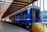 Der Personenwagen NL-NS 61 84 89-70 003-8 (Sr 10) Salonwagen Königin Beatrix vom königlichen Zug „Koninklijke Trein“ (Hofzug) am 29 April 2025 im Het Spoorwegmuseum (bis 2005 NSM - Nederlands Spoorwegmuseum / Niederländischen Eisenbahnmuseum) in Utrecht im ehemaligen Bahnhof Maliebaan. Sr steht für Salonrijtuig in Deutsch Salonwagen.
Der Wagen wurde 1980 von der Waggonfabrik Talbot GmbH & Co. in Aachen (D) gebaut und als ICR-Wagen (Intercityrijtuig), vom Type A10 ICR-1-A, an die NS - Nederlandse Spoorwegen (Niederländische Eisenbahnen) geliefert, wo er die Nummer NL-NS 50 84 10-70 647-9 trug. 1991 gab das Ministerium für Verkehr, öffentliche Arbeiten und Wasserwirtschaft einen neuen königlichen Zug für Königin Beatrix in Auftrag, da die alten Waggons nicht mehr ausreichten. Man entschied sich für den Umbau eines bestehenden Intercity-Waggons. NS Design war gemeinsam mit der Königin für die Innenausstattung verantwortlich.
Königin Beatrix hatte einen klaren Wunsch: Der Zug sollte „schick und schlicht italienisch“ sein. Das Ergebnis war ein funktionales Interieur mit luxuriösen Materialien wie Marmor, warmem rotem Leder und Birnbaumholz. Der SR10 war zudem der erste königliche Waggon mit Klimaanlage sowie Warm- und Kaltwasser.
So wurde 1992 dieser Wagen zum Sr 10 umgebaut und bekam nun die Nummer NL-NS 61 84 89-70 003-8. Wie die anderen Wagen des Königlichen Zuges verfügte er über eine europäische Zulassung. Im Inland wurden sie als Sonderzüge eingesetzt, im Ausland jedoch an reguläre D-Züge gekoppelt. Der SR10 wurde erstmals im Februar 1994 für eine Reise der königlichen Familie nach Österreich eingesetzt.
Der SR10 verfügt über eine Lounge mit einem Besprechungs-/Esstisch und einer Sitzecke mit vier Sesseln und einem Sofa. Es gibt drei Schlafbereiche, zwei für die königliche Familie und einen für die Zugführer. Die Schlafzimmer der königlichen Familie verfügen jeweils über ein eigenes Bad, einen Arbeitsbereich mit Schreibtisch und ein Etagenbett für zwei Personen. Später wurde der Zug auch von König Willem-Alexander genutzt. Ein Schlafzimmer wurde daraufhin umgebaut, um ein drittes Bett für die Prinzessinnen unterzubringen.
Im Juni 2023 reiste der königliche Wagen zu einem Staatsbesuch nach Belgien, dies war sein letzter Einsatz als königlicher Wagen. Der Wagen wurde zu einem späteren Zeitpunkt dem Eisenbahnmuseum übergeben. Der SR10 im Eisenbahnmuseum markiert das Ende von 185 Jahren königlicher Zug „Koninklijke Trein“ (Hofzug). Bereits 1839 wurde ein Sonderwaggon für die königliche Familie in Betrieb genommen, später folgten Luxuswaggons für König Wilhelm II. und III. 1864 wurde ein spezieller Waggon für Königinmutter Anna Paulowna gebaut, der SR1. 
Alle königlichen Züge der Sammlung – der SR1, der SR8 und der SR9 – die Waggons für Königin Juliana und Prinz Bernhard – sowie der SR10 – sind auf dem Bahnsteig von Utrecht Maliebaan ausgestellt.
TECHNISCHE DATEN:
Spurweite: 1.435 mm (Normalspur)
Achsfolge: 2'2'
Länge über Puffer: 26.400 mm
Wagenkastenlänge: 26.100 mm
Wagenkastenbreite: 2.820 mm
Höhe über Schienenoberkante: 3.930 mm
Drehzapfenabstand: 19.000 mm
Achsabstand im Drehgestell: 2.560 mm
Leergewicht: 47 t
Höchstgeschwindigkeit: 160 km/h
Bremse: O-R-A (D)
Die Intercity-Wagen (ICR):
Der NS Intercity-Wagen (ICR) ist ein Wagen, der seit 1980 von der Niederländischen Eisenbahn (NS) in Intercity-Zügen eingesetzt wird.
Entwicklung:
Die Wagen wurden aus dem Mittelteil des Intercity-Triebzuges ICM („Koploper“) entwickelt. Sie sind mit Y32-Drehgestellen ausgestattet, die in den 1970er Jahren für die französischen Corail-Wagen entwickelt wurden und für die damalige Zeit beispiellos gute Fahreigenschaften aufwiesen. Zwischen 1978 und 1984 wurden mehrere Corail-Waggons von der SNCF gemietet. Es wurde daraufhin überlegt, für die gezogenen Züge Wagen dieses Typs anzuschaffen. Stattdessen entschied man sich, den ICR als eigenen Wagen zu entwickeln, allerdings mit den französischen Drehgestellen. Die Gestaltung des Innenraums wurde von den Corail-Waggons beeinflusst. Die ursprüngliche Innenausstattung der ICR-Wagen wurde später auch in den ICM-Triebzügen verwendet.
Technik:
ICR wurde von der Firma Talbot in Aachen gebaut. Die Wagen sind 26,4 Meter lang und ruhen auf zwei zweiachsigen Y32-Drehgestellen, die mit Schraubenfedern gefedert und mit einer kombinierten Scheiben-/Klotzbremse gebremst werden. Die Wagenheizung erfolgt elektrisch. Im Gegensatz zu älteren Waggons, bei denen die Niederspannung über Achsgeneratoren erzeugt wurde, bezieht ICR die Niederspannung für Beleuchtung und Belüftung über einen Stromrichter und Wechselrichter aus der Zugsammelschiene (Heizleitung). Die Wagen verfügen über Schwingtüren und Schiebetüren, die nach älteren europäischen Standards durch Anheben einer Klappe an der Tür geöffnet wurden. Dies funktioniert nun wie bei anderen Zügen per Knopfdruck. Die 
Höchstgeschwindigkeit der Wagen beträgt 160 km/h.
 Der Personenwagen NL-NS 61 84 89-70 003-8 (Sr 10) Salonwagen Königin Beatrix vom königlichen Zug „Koninklijke Trein“ (Hofzug) am 29 April 2025 im Het Spoorwegmuseum (bis 2005 NSM - Nederlands Spoorwegmuseum / Niederländischen Eisenbahnmuseum) in Utrecht im ehemaligen Bahnhof Maliebaan. Sr steht für Salonrijtuig in Deutsch Salonwagen.
Der Wagen wurde 1980 von der Waggonfabrik Talbot GmbH & Co. in Aachen (D) gebaut und als ICR-Wagen (Intercityrijtuig), vom Type A10 ICR-1-A, an die NS - Nederlandse Spoorwegen (Niederländische Eisenbahnen) geliefert, wo er die Nummer NL-NS 50 84 10-70 647-9 trug. 1991 gab das Ministerium für Verkehr, öffentliche Arbeiten und Wasserwirtschaft einen neuen königlichen Zug für Königin Beatrix in Auftrag, da die alten Waggons nicht mehr ausreichten. Man entschied sich für den Umbau eines bestehenden Intercity-Waggons. NS Design war gemeinsam mit der Königin für die Innenausstattung verantwortlich.
Königin Beatrix hatte einen klaren Wunsch: Der Zug sollte „schick und schlicht italienisch“ sein. Das Ergebnis war ein funktionales Interieur mit luxuriösen Materialien wie Marmor, warmem rotem Leder und Birnbaumholz. Der SR10 war zudem der erste königliche Waggon mit Klimaanlage sowie Warm- und Kaltwasser.
So wurde 1992 dieser Wagen zum Sr 10 umgebaut und bekam nun die Nummer NL-NS 61 84 89-70 003-8. Wie die anderen Wagen des Königlichen Zuges verfügte er über eine europäische Zulassung. Im Inland wurden sie als Sonderzüge eingesetzt, im Ausland jedoch an reguläre D-Züge gekoppelt. Der SR10 wurde erstmals im Februar 1994 für eine Reise der königlichen Familie nach Österreich eingesetzt.
Der SR10 verfügt über eine Lounge mit einem Besprechungs-/Esstisch und einer Sitzecke mit vier Sesseln und einem Sofa. Es gibt drei Schlafbereiche, zwei für die königliche Familie und einen für die Zugführer. Die Schlafzimmer der königlichen Familie verfügen jeweils über ein eigenes Bad, einen Arbeitsbereich mit Schreibtisch und ein Etagenbett für zwei Personen. Später wurde der Zug auch von König Willem-Alexander genutzt. Ein Schlafzimmer wurde daraufhin umgebaut, um ein drittes Bett für die Prinzessinnen unterzubringen.
Im Juni 2023 reiste der königliche Wagen zu einem Staatsbesuch nach Belgien, dies war sein letzter Einsatz als königlicher Wagen. Der Wagen wurde zu einem späteren Zeitpunkt dem Eisenbahnmuseum übergeben. Der SR10 im Eisenbahnmuseum markiert das Ende von 185 Jahren königlicher Zug „Koninklijke Trein“ (Hofzug). Bereits 1839 wurde ein Sonderwaggon für die königliche Familie in Betrieb genommen, später folgten Luxuswaggons für König Wilhelm II. und III. 1864 wurde ein spezieller Waggon für Königinmutter Anna Paulowna gebaut, der SR1. 
Alle königlichen Züge der Sammlung – der SR1, der SR8 und der SR9 – die Waggons für Königin Juliana und Prinz Bernhard – sowie der SR10 – sind auf dem Bahnsteig von Utrecht Maliebaan ausgestellt.
TECHNISCHE DATEN:
Spurweite: 1.435 mm (Normalspur)
Achsfolge: 2'2'
Länge über Puffer: 26.400 mm
Wagenkastenlänge: 26.100 mm
Wagenkastenbreite: 2.820 mm
Höhe über Schienenoberkante: 3.930 mm
Drehzapfenabstand: 19.000 mm
Achsabstand im Drehgestell: 2.560 mm
Leergewicht: 47 t
Höchstgeschwindigkeit: 160 km/h
Bremse: O-R-A (D)
Die Intercity-Wagen (ICR):
Der NS Intercity-Wagen (ICR) ist ein Wagen, der seit 1980 von der Niederländischen Eisenbahn (NS) in Intercity-Zügen eingesetzt wird.
Entwicklung:
Die Wagen wurden aus dem Mittelteil des Intercity-Triebzuges ICM („Koploper“) entwickelt. Sie sind mit Y32-Drehgestellen ausgestattet, die in den 1970er Jahren für die französischen Corail-Wagen entwickelt wurden und für die damalige Zeit beispiellos gute Fahreigenschaften aufwiesen. Zwischen 1978 und 1984 wurden mehrere Corail-Waggons von der SNCF gemietet. Es wurde daraufhin überlegt, für die gezogenen Züge Wagen dieses Typs anzuschaffen. Stattdessen entschied man sich, den ICR als eigenen Wagen zu entwickeln, allerdings mit den französischen Drehgestellen. Die Gestaltung des Innenraums wurde von den Corail-Waggons beeinflusst. Die ursprüngliche Innenausstattung der ICR-Wagen wurde später auch in den ICM-Triebzügen verwendet.
Technik:
ICR wurde von der Firma Talbot in Aachen gebaut. Die Wagen sind 26,4 Meter lang und ruhen auf zwei zweiachsigen Y32-Drehgestellen, die mit Schraubenfedern gefedert und mit einer kombinierten Scheiben-/Klotzbremse gebremst werden. Die Wagenheizung erfolgt elektrisch. Im Gegensatz zu älteren Waggons, bei denen die Niederspannung über Achsgeneratoren erzeugt wurde, bezieht ICR die Niederspannung für Beleuchtung und Belüftung über einen Stromrichter und Wechselrichter aus der Zugsammelschiene (Heizleitung). Die Wagen verfügen über Schwingtüren und Schiebetüren, die nach älteren europäischen Standards durch Anheben einer Klappe an der Tür geöffnet wurden. Dies funktioniert nun wie bei anderen Zügen per Knopfdruck. Die 
Höchstgeschwindigkeit der Wagen beträgt 160 km/h.