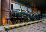 Die 1865 gebaute 1B Dampflokomotive SS 13 „de Bril“ (die Brille), ab 1921 NS 705 (NS-Baureihe 700), am 24 Juni 2025 im Het Spoorwegmuseum (bis 2005 NSM - Nederlands Spoorwegmuseum / Niederländischen Eisenbahnmuseum) in Utrecht im Bahnhof Maliebaan. Ein sehr schönes Eisenbahnmuseum das zum Verweilen einlädt. Übrigens Het vor Spoorwegmuseum heißt einfach „Das“, so heißt übersetzt das Museum einfach „Das Eisenbahnmuseum“.
Die Dampflok wurde 1865 von Beyer Peacock & Co. Ltd. in Manchester (GB) unter der Fabriknummer 533 gebaut und an die damalige SS - Maatschappij tot Exploitatie van Staatsspoorwegen (deutsch: Gesellschaft zum Betrieb von Staatseisenbahnen) geliefert. Ab 1921, nach der Zusammenlegung des Rollmaterials der SS und der NRS, wurde die Lok zur NS 705. Die Lokomotive SS 13 (NS 705) wurde 1932 im Alter von 67 Jahren ausgemustert und vor dem Eisenbahnmuseum abgestellt. Es handelt sich um die älteste noch erhaltene Dampflokomotive der Niederlande. Sie ist (im Jahr 2025) 160 Jahre alt! Der dreiachsige Tender stammt von der SS 8 und wurde 1863 gebaut. Die Lokomotive SS 8 (deren Tender heute zur SS 13 gehört) wurde 1868 durch eine Kesselexplosion in Harlingen schwer beschädigt, woraufhin der (unbeschädigte) Tender zur SS 13 kam. Der Tender trägt übrigens noch immer seine ursprüngliche Nummer SS 8 auf der Rückseite. Ursprünglich hatte diese Lokomotive einen zweiachsigen Tender. Ende des Zweiten Weltkriegs wurde sie von den zurückweichenden Deutschen Truppen in Maastricht (wo sich damals das EM befand) schwer beschädigt. Im Jahr 1951 wurde sie schließlich von der Hauptwerkstatt in Tilburg in ihren Originalzustand zurückversetzt und anschließend ins Eisenbahnmuseum gebracht. Die Lokomotive erhielt im Jahr 2000 mit einem neuen Kessel, ist aber nicht betriebsbereit.
Die NS 700-Serie war eine Serie von 75 Dampflokomotiven der Niederländischen Eisenbahnen (NS), die zwischen 1865 bis 1873, an ihre Vorgängergesellschaften, Maatschappij tot Exploitatie van Staatsspoorwegen (SS, „Gesellschaft zum Betrieb von Staatseisenbahnen“) und der Noord-Brabantsch-Duitsche Spoorweg-Maatschappij (NBDS „Nord-Brabantisch-Deutsche Eisenbahngesellschaft“) geliefert wurden. 
Für den Betrieb der neuen Eisenbahnstrecken Arnheim – Deventer, Zutphen – Glanerbrug, Maastricht – Venlo und Almelo – Hengelo im Jahr 1865 benötigte die SS neue Lokomotiven. Eine große Anzahl von Lokomotiven auf Basis der SS 5-8 wurden bei den Werken von Beyer, Peacock and Company in Manchester bestellt und zwischen 1865 und 1869 als SS 9-16 und SS 21-78 ausgeliefert. Die Maschinen waren damals die leistungsstärksten und schnellsten Lokomotiven auf den niederländischen Eisenbahnen. Die übersprungenen Nummern SS 17–20 wurden durch die 1865 gelieferten Güterzugdampflokomotiven (spätere Baureihe NS 2900) übernommen. Kessel und Zylinder waren die gleichen wie bei der SS 5-8-Serie. Die Antriebsräder waren kleiner und der maximale Dampfdruck wurde auf 8,3 kg/cm² erhöht, was die Zugkraft erhöhte. Die SS 9-16 wurden mit einem zweiachsigen Tender ausgeliefert, andere Lokomotiven waren mit einem dreiachsigen Tender ausgestattet. Im Jahr 1884 wurde bei vier Lokomotiven der Baureihe SS 9–16 der zweiachsige Tender gegen einen dreiachsigen Tender der eingestellten Baureihe SS 5–8 ausgetauscht. Anfangs waren die Lokomotiven nicht mit einem Lokführerstand ausgestattet. Heizer und Lokführer waren vor Witterungseinflüssen lediglich durch eine Schutzbrille (der Brillenplatte), einer Stahlplatte mit 2 runden Fenstern über der Feuertür geschützt. Dieser Brillenplatten verdankt die Lok auch ihren Spitznamen „De Bril“ „Die Brille“. Diese Brillenplatten sorgte nur für etwas Schutz vor dem Fahrtwind und Witterungseinflüssen für den Lokführer und Heizer, deren Arbeitsplatz ist mit Absicht nicht allzu bequem. Die SS befürchtet, dass die Männer während der Fahrt einschlafen könnten. In den 1880er Jahren wurde die Serie mit dem Bremssystem von Westinghouse ausgestattet, außerdem erhielten sie ein Dach über dem Führerstand, später sogar einem geschlossenen Führerstand.
Bedingt durch den Ersten Weltkrieg wurde 1917 eine Zweckgemeinschaft der unabhängigen Eisenbahngesellschaften HSM (Hollandsche IJzeren Spoorweg-Maatschappij) und SS (Maatschappij tot Exploitatie van Staatsspoorwegen) gegründet. Die beiden Gesellschaften errichteten einen gemeinsamen Bahnbetrieb, blieben aber rechtlich unabhängig. Dies änderte sich 1938, als HIJSM und SS vollständig fusionierten und in der AG NS (Nederlandse Spoorwegen, früher Nederlandsche Spoorwegen geschrieben) aufgingen. Das Rollmaterial wurde bereits 1921 zusammengelegt, so wurden die Lok zur NS 705 nummeriert.
TECHNISCHE DATEN:
NS-Serie: 700
Hersteller: Beyer Peacock & Co. Ltd. in Manchester (GB)
Gebaute Anzahl: 75
Typ: Schnellzuglokomotive
Spurweite: 1.435 mm (Normalspur)
Achsfolge: 	1 B (engl. 2-4-0), gekuppelt mit dreiachsigem Tender
Länge über Puffer: 13.637 mm 
Treibraddurchmesser: 1.700 mm (neu) 
Laufraddurchmesser (Lok und Tender): 1.067 mm (neu)
Gewicht: 49,3 t (28,8 t Lok und 20,5 t Tender)
Höchstgeschwindigkeit: 80 km/h
Rostfläche: 1,38 m²
Gesamtheizfläche: 80 m²
Kesselüberdruck: 8,3 kg/cm² 
Anzahl der Zylinder: 2 (Ø 406 mm x 508 mm Hub)
Steuerung: Allan
Anhängelast: 2.864 kg
Wasservorrat: 6,6 m³ 
Kohlevorrat: 3,5 t
Quellen: Somda RailWiki.nl, Het Spoorwegmuseum, nmld.nl, Wikipedia (NL)
Stand/Überarbeitung: Oktober 2025
 Die 1865 gebaute 1B Dampflokomotive SS 13 „de Bril“ (die Brille), ab 1921 NS 705 (NS-Baureihe 700), am 24 Juni 2025 im Het Spoorwegmuseum (bis 2005 NSM - Nederlands Spoorwegmuseum / Niederländischen Eisenbahnmuseum) in Utrecht im Bahnhof Maliebaan. Ein sehr schönes Eisenbahnmuseum das zum Verweilen einlädt. Übrigens Het vor Spoorwegmuseum heißt einfach „Das“, so heißt übersetzt das Museum einfach „Das Eisenbahnmuseum“.
Die Dampflok wurde 1865 von Beyer Peacock & Co. Ltd. in Manchester (GB) unter der Fabriknummer 533 gebaut und an die damalige SS - Maatschappij tot Exploitatie van Staatsspoorwegen (deutsch: Gesellschaft zum Betrieb von Staatseisenbahnen) geliefert. Ab 1921, nach der Zusammenlegung des Rollmaterials der SS und der NRS, wurde die Lok zur NS 705. Die Lokomotive SS 13 (NS 705) wurde 1932 im Alter von 67 Jahren ausgemustert und vor dem Eisenbahnmuseum abgestellt. Es handelt sich um die älteste noch erhaltene Dampflokomotive der Niederlande. Sie ist (im Jahr 2025) 160 Jahre alt! Der dreiachsige Tender stammt von der SS 8 und wurde 1863 gebaut. Die Lokomotive SS 8 (deren Tender heute zur SS 13 gehört) wurde 1868 durch eine Kesselexplosion in Harlingen schwer beschädigt, woraufhin der (unbeschädigte) Tender zur SS 13 kam. Der Tender trägt übrigens noch immer seine ursprüngliche Nummer SS 8 auf der Rückseite. Ursprünglich hatte diese Lokomotive einen zweiachsigen Tender. Ende des Zweiten Weltkriegs wurde sie von den zurückweichenden Deutschen Truppen in Maastricht (wo sich damals das EM befand) schwer beschädigt. Im Jahr 1951 wurde sie schließlich von der Hauptwerkstatt in Tilburg in ihren Originalzustand zurückversetzt und anschließend ins Eisenbahnmuseum gebracht. Die Lokomotive erhielt im Jahr 2000 mit einem neuen Kessel, ist aber nicht betriebsbereit.
Die NS 700-Serie war eine Serie von 75 Dampflokomotiven der Niederländischen Eisenbahnen (NS), die zwischen 1865 bis 1873, an ihre Vorgängergesellschaften, Maatschappij tot Exploitatie van Staatsspoorwegen (SS, „Gesellschaft zum Betrieb von Staatseisenbahnen“) und der Noord-Brabantsch-Duitsche Spoorweg-Maatschappij (NBDS „Nord-Brabantisch-Deutsche Eisenbahngesellschaft“) geliefert wurden. 
Für den Betrieb der neuen Eisenbahnstrecken Arnheim – Deventer, Zutphen – Glanerbrug, Maastricht – Venlo und Almelo – Hengelo im Jahr 1865 benötigte die SS neue Lokomotiven. Eine große Anzahl von Lokomotiven auf Basis der SS 5-8 wurden bei den Werken von Beyer, Peacock and Company in Manchester bestellt und zwischen 1865 und 1869 als SS 9-16 und SS 21-78 ausgeliefert. Die Maschinen waren damals die leistungsstärksten und schnellsten Lokomotiven auf den niederländischen Eisenbahnen. Die übersprungenen Nummern SS 17–20 wurden durch die 1865 gelieferten Güterzugdampflokomotiven (spätere Baureihe NS 2900) übernommen. Kessel und Zylinder waren die gleichen wie bei der SS 5-8-Serie. Die Antriebsräder waren kleiner und der maximale Dampfdruck wurde auf 8,3 kg/cm² erhöht, was die Zugkraft erhöhte. Die SS 9-16 wurden mit einem zweiachsigen Tender ausgeliefert, andere Lokomotiven waren mit einem dreiachsigen Tender ausgestattet. Im Jahr 1884 wurde bei vier Lokomotiven der Baureihe SS 9–16 der zweiachsige Tender gegen einen dreiachsigen Tender der eingestellten Baureihe SS 5–8 ausgetauscht. Anfangs waren die Lokomotiven nicht mit einem Lokführerstand ausgestattet. Heizer und Lokführer waren vor Witterungseinflüssen lediglich durch eine Schutzbrille (der Brillenplatte), einer Stahlplatte mit 2 runden Fenstern über der Feuertür geschützt. Dieser Brillenplatten verdankt die Lok auch ihren Spitznamen „De Bril“ „Die Brille“. Diese Brillenplatten sorgte nur für etwas Schutz vor dem Fahrtwind und Witterungseinflüssen für den Lokführer und Heizer, deren Arbeitsplatz ist mit Absicht nicht allzu bequem. Die SS befürchtet, dass die Männer während der Fahrt einschlafen könnten. In den 1880er Jahren wurde die Serie mit dem Bremssystem von Westinghouse ausgestattet, außerdem erhielten sie ein Dach über dem Führerstand, später sogar einem geschlossenen Führerstand.
Bedingt durch den Ersten Weltkrieg wurde 1917 eine Zweckgemeinschaft der unabhängigen Eisenbahngesellschaften HSM (Hollandsche IJzeren Spoorweg-Maatschappij) und SS (Maatschappij tot Exploitatie van Staatsspoorwegen) gegründet. Die beiden Gesellschaften errichteten einen gemeinsamen Bahnbetrieb, blieben aber rechtlich unabhängig. Dies änderte sich 1938, als HIJSM und SS vollständig fusionierten und in der AG NS (Nederlandse Spoorwegen, früher Nederlandsche Spoorwegen geschrieben) aufgingen. Das Rollmaterial wurde bereits 1921 zusammengelegt, so wurden die Lok zur NS 705 nummeriert.
TECHNISCHE DATEN:
NS-Serie: 700
Hersteller: Beyer Peacock & Co. Ltd. in Manchester (GB)
Gebaute Anzahl: 75
Typ: Schnellzuglokomotive
Spurweite: 1.435 mm (Normalspur)
Achsfolge: 	1 B (engl. 2-4-0), gekuppelt mit dreiachsigem Tender
Länge über Puffer: 13.637 mm 
Treibraddurchmesser: 1.700 mm (neu) 
Laufraddurchmesser (Lok und Tender): 1.067 mm (neu)
Gewicht: 49,3 t (28,8 t Lok und 20,5 t Tender)
Höchstgeschwindigkeit: 80 km/h
Rostfläche: 1,38 m²
Gesamtheizfläche: 80 m²
Kesselüberdruck: 8,3 kg/cm² 
Anzahl der Zylinder: 2 (Ø 406 mm x 508 mm Hub)
Steuerung: Allan
Anhängelast: 2.864 kg
Wasservorrat: 6,6 m³ 
Kohlevorrat: 3,5 t
Quellen: Somda RailWiki.nl, Het Spoorwegmuseum, nmld.nl, Wikipedia (NL)
Stand/Überarbeitung: Oktober 2025