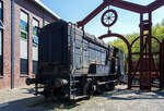 Die dreiachsige dieselelektrische Lokomotive WD 70269, später NS 508, am 29 April 2025 im Het Spoorwegmuseum (bis 2005 NSM - Nederlands Spoorwegmuseum / Niederländischen Eisenbahnmuseum) in Utrecht im ehemaligen Bahnhof Maliebaan. 
WD 70269 wurde 1944 vom britischen Versorgungsministerium beim Depot der London-Midland and Scottish Railway (LMS) in Derby bestellt, gebaut und geliefert. Bei diesen Rangierlokomotiven handelt es sich um einen englischen Einheitstyp (British Rail Class 11), die 1944 in großer Stückzahl mit der Befreiungsarmee auf das europäische Festland gelangten. Die Lokomotive 508 erhielt im April 2013 ihre ursprüngliche schwarze Lackierung und die Nummer WD 70269 zurück.
Die NS-Lokomotiven der Serien 500, 600 und 700 sind dieselelektrische Lokomotiven, die zwischen 1946 und 1998 bei den Niederländischen Eisenbahnen im Einsatz waren. Lokomotiven dieses Typs werden als Bakkie oder Hippel bezeichnet.
Mit der Ankunft der englischen Armeen in den Niederlanden am Ende des Zweiten Weltkriegs kamen auch englische Lokomotiven des War Department (WD) an. Dazu gehörten dreiachsige Diesellokomotiven eines Typs, der in den 1930er Jahren für die London Midland and Scottish Railway (LMS) entwickelt worden war. Nach dem Krieg wurden mehrere Maschinen von der NS - Nederlandse Spoorwegen (Niederländischen Staatsbahnen) übernommen. Nach mehreren Austauschen verblieben schließlich zehn Ex-WD-Lokomotiven bei der NS, die 1946 die Nummern 501–510 trugen. Sie wurden für Rangierarbeiten auf großen Bahnhöfen wie Utrecht und Zwolle sowie ab 1947 Rotterdam Feijenoord eingesetzt.
Da die zehn englischen Gebrauchtlokomotiven gut ankamen, wurden weitere bestellt. Ab 1949 kamen 10 dazu (NS 511 – 520) und ab 1953 noch einmal 25 wie die Vorgänger nur mit Lokomotivbremse (NS 521 – 545) und nochmals 65 mit Zugbremse (NS 601 – 665). Diese hundert Lokomotiven stammten aus dem Werk der English Electric Company (EEC) in London, wurden aber neu geliefert. Mit ihrer Höchstgeschwindigkeit von 32 km/h waren sie zwar nur für den Rangierdienst geeignet, konnten aber gerade auf den großen Rangierbahnhöfen enorme Leistungen erbringen.
Ab 1971 wurden diese ältesten Lokomotiven außer Dienst gestellt. Lok 508 wurde der NSM 1975 als Vertreter der ersten „Bakkies“ in den Niederlanden gespendet. 
TECHNISCHE DATEN:
Antriebsart: Diesel-elektrisch
Hersteller: London-Midland and Scottish Railway (LMS), Derby (UK)
Baujahr: 1944
Anzahl: 10 (NS 501 - 510)
Spurweite: 1.435 mm (Normallspur)
Achsfolge:	C mit Kuppelstangen (engl. 0-6-0 DE)
Länge über Puffer: 8.880 mm
Breite: 2.565 mm
Höhe: 3.797 mm
Ges. Achsabstand: 3.505 mm
Treibraddurchmesser: 1.232 mm (neu)
Eigengewicht: 47,4 t
Antrieb: 
Dieselmotor: wassergekühlter langsam laufender 4-Takt 6-Zylinder-Reihendieselmotor vom Typ Englisch Electric 6KT 
Motorhubraum: 92,73 Liter (Bohrung Ø 254 x Hub 305 mm)
Motordauerleistung: 355 PS (262 kW) bei 680 U/min 
Hauptgenerator: Englisch Electric Typ EE 801/1 B (430 V DC) mit einer Leistung von 190 kW bei 680 U/min 
Fahrmotoren: 2 Stück Englisch Electric Typ EE 506 A mit einer Dauerleistung von je PS (82 kW)
Übersetzungsverhältnis: (16:79) x (16 :70) = 1:21,6
Leistung: 230 PS (164 kW)
Anfahrzugkraft: 157 kN
Dauerzugkraft: 48 kN bei 14,2 km/h
Höchstgeschwindigkeit: 32 km/h (20 mph)
Tankinhalt:	3.000 l
Bremskraft: 321 kN
Kleister befahrbarer Gleisbogen: R 75 m
 Die dreiachsige dieselelektrische Lokomotive WD 70269, später NS 508, am 29 April 2025 im Het Spoorwegmuseum (bis 2005 NSM - Nederlands Spoorwegmuseum / Niederländischen Eisenbahnmuseum) in Utrecht im ehemaligen Bahnhof Maliebaan. 
WD 70269 wurde 1944 vom britischen Versorgungsministerium beim Depot der London-Midland and Scottish Railway (LMS) in Derby bestellt, gebaut und geliefert. Bei diesen Rangierlokomotiven handelt es sich um einen englischen Einheitstyp (British Rail Class 11), die 1944 in großer Stückzahl mit der Befreiungsarmee auf das europäische Festland gelangten. Die Lokomotive 508 erhielt im April 2013 ihre ursprüngliche schwarze Lackierung und die Nummer WD 70269 zurück.
Die NS-Lokomotiven der Serien 500, 600 und 700 sind dieselelektrische Lokomotiven, die zwischen 1946 und 1998 bei den Niederländischen Eisenbahnen im Einsatz waren. Lokomotiven dieses Typs werden als Bakkie oder Hippel bezeichnet.
Mit der Ankunft der englischen Armeen in den Niederlanden am Ende des Zweiten Weltkriegs kamen auch englische Lokomotiven des War Department (WD) an. Dazu gehörten dreiachsige Diesellokomotiven eines Typs, der in den 1930er Jahren für die London Midland and Scottish Railway (LMS) entwickelt worden war. Nach dem Krieg wurden mehrere Maschinen von der NS - Nederlandse Spoorwegen (Niederländischen Staatsbahnen) übernommen. Nach mehreren Austauschen verblieben schließlich zehn Ex-WD-Lokomotiven bei der NS, die 1946 die Nummern 501–510 trugen. Sie wurden für Rangierarbeiten auf großen Bahnhöfen wie Utrecht und Zwolle sowie ab 1947 Rotterdam Feijenoord eingesetzt.
Da die zehn englischen Gebrauchtlokomotiven gut ankamen, wurden weitere bestellt. Ab 1949 kamen 10 dazu (NS 511 – 520) und ab 1953 noch einmal 25 wie die Vorgänger nur mit Lokomotivbremse (NS 521 – 545) und nochmals 65 mit Zugbremse (NS 601 – 665). Diese hundert Lokomotiven stammten aus dem Werk der English Electric Company (EEC) in London, wurden aber neu geliefert. Mit ihrer Höchstgeschwindigkeit von 32 km/h waren sie zwar nur für den Rangierdienst geeignet, konnten aber gerade auf den großen Rangierbahnhöfen enorme Leistungen erbringen.
Ab 1971 wurden diese ältesten Lokomotiven außer Dienst gestellt. Lok 508 wurde der NSM 1975 als Vertreter der ersten „Bakkies“ in den Niederlanden gespendet. 
TECHNISCHE DATEN:
Antriebsart: Diesel-elektrisch
Hersteller: London-Midland and Scottish Railway (LMS), Derby (UK)
Baujahr: 1944
Anzahl: 10 (NS 501 - 510)
Spurweite: 1.435 mm (Normallspur)
Achsfolge:	C mit Kuppelstangen (engl. 0-6-0 DE)
Länge über Puffer: 8.880 mm
Breite: 2.565 mm
Höhe: 3.797 mm
Ges. Achsabstand: 3.505 mm
Treibraddurchmesser: 1.232 mm (neu)
Eigengewicht: 47,4 t
Antrieb: 
Dieselmotor: wassergekühlter langsam laufender 4-Takt 6-Zylinder-Reihendieselmotor vom Typ Englisch Electric 6KT 
Motorhubraum: 92,73 Liter (Bohrung Ø 254 x Hub 305 mm)
Motordauerleistung: 355 PS (262 kW) bei 680 U/min 
Hauptgenerator: Englisch Electric Typ EE 801/1 B (430 V DC) mit einer Leistung von 190 kW bei 680 U/min 
Fahrmotoren: 2 Stück Englisch Electric Typ EE 506 A mit einer Dauerleistung von je PS (82 kW)
Übersetzungsverhältnis: (16:79) x (16 :70) = 1:21,6
Leistung: 230 PS (164 kW)
Anfahrzugkraft: 157 kN
Dauerzugkraft: 48 kN bei 14,2 km/h
Höchstgeschwindigkeit: 32 km/h (20 mph)
Tankinhalt:	3.000 l
Bremskraft: 321 kN
Kleister befahrbarer Gleisbogen: R 75 m