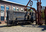 Die dreiachsige dieselelektrische Lokomotive WD 70269, später NS 508, am 29 April 2025 im Het Spoorwegmuseum (bis 2005 NSM - Nederlands Spoorwegmuseum / Niederländischen Eisenbahnmuseum) in Utrecht im ehemaligen Bahnhof Maliebaan. 
WD 70269 wurde 1944 vom britischen Versorgungsministerium beim Depot der London-Midland and Scottish Railway (LMS) in Derby bestellt, gebaut und geliefert. Bei diesen Rangierlokomotiven handelt es sich um einen englischen Einheitstyp (British Rail Class 11), die 1944 in großer Stückzahl mit der Befreiungsarmee auf das europäische Festland gelangten. Die Lokomotive 508 erhielt im April 2013 ihre ursprüngliche schwarze Lackierung und die Nummer WD 70269 zurück.
Die NS-Lokomotiven der Serien 500, 600 und 700 sind dieselelektrische Lokomotiven, die zwischen 1946 und 1998 bei den Niederländischen Eisenbahnen im Einsatz waren. Lokomotiven dieses Typs werden als Bakkie oder Hippel bezeichnet.
Mit der Ankunft der englischen Armeen in den Niederlanden am Ende des Zweiten Weltkriegs kamen auch englische Lokomotiven des War Department (WD) an. Dazu gehörten dreiachsige Diesellokomotiven eines Typs, der in den 1930er Jahren für die London Midland and Scottish Railway (LMS) entwickelt worden war. Nach dem Krieg wurden mehrere Maschinen von der NS - Nederlandse Spoorwegen (Niederländischen Staatsbahnen) übernommen. Nach mehreren Austauschen verblieben schließlich zehn Ex-WD-Lokomotiven bei der NS, die 1946 die Nummern 501–510 trugen. Sie wurden für Rangierarbeiten auf großen Bahnhöfen wie Utrecht und Zwolle sowie ab 1947 Rotterdam Feijenoord eingesetzt.
Da die zehn englischen Gebrauchtlokomotiven gut ankamen, wurden weitere bestellt. Ab 1949 kamen 10 dazu (NS 511 – 520) und ab 1953 noch einmal 25 wie die Vorgänger nur mit Lokomotivbremse (NS 521 – 545) und nochmals 65 mit Zugbremse (NS 601 – 665). Diese hundert Lokomotiven stammten aus dem Werk der English Electric Company (EEC) in London, wurden aber neu geliefert. Mit ihrer Höchstgeschwindigkeit von 32 km/h waren sie zwar nur für den Rangierdienst geeignet, konnten aber gerade auf den großen Rangierbahnhöfen enorme Leistungen erbringen.
Ab 1971 wurden diese ältesten Lokomotiven außer Dienst gestellt. Lok 508 wurde der NSM 1975 als Vertreter der ersten „Bakkies“ in den Niederlanden gespendet. 
TECHNISCHE DATEN:
Antriebsart: Diesel-elektrisch
Hersteller: London-Midland and Scottish Railway (LMS), Derby (UK)
Baujahr: 1944
Anzahl: 10 (NS 501 - 510)
Spurweite: 1.435 mm (Normallspur)
Achsfolge:	C mit Kuppelstangen (engl. 0-6-0 DE)
Länge über Puffer: 8.880 mm
Breite: 2.565 mm
Höhe: 3.797 mm
Ges. Achsabstand: 3.505 mm
Treibraddurchmesser: 1.232 mm (neu)
Eigengewicht: 47,4 t
Antrieb: 
Dieselmotor: wassergekühlter langsam laufender 4-Takt 6-Zylinder-Reihendieselmotor vom Typ Englisch Electric 6KT 
Motorhubraum: 92,73 Liter (Bohrung Ø 254 x Hub 305 mm)
Motordauerleistung: 355 PS (262 kW) bei 680 U/min 
Hauptgenerator: Englisch Electric Typ EE 801/1 B (430 V DC) mit einer Leistung von 190 kW bei 680 U/min 
Fahrmotoren: 2 Stück Englisch Electric Typ EE 506 A mit einer Dauerleistung von je PS (82 kW)
Übersetzungsverhältnis: (16:79) x (16 :70) = 1:21,6
Leistung: 230 PS (164 kW)
Anfahrzugkraft: 157 kN
Dauerzugkraft: 48 kN bei 14,2 km/h
Höchstgeschwindigkeit: 32 km/h (20 mph)
Tankinhalt: 3.000 l
Bremskraft: 321 kN
Kleister befahrbarer Gleisbogen: R 75 m
 Die dreiachsige dieselelektrische Lokomotive WD 70269, später NS 508, am 29 April 2025 im Het Spoorwegmuseum (bis 2005 NSM - Nederlands Spoorwegmuseum / Niederländischen Eisenbahnmuseum) in Utrecht im ehemaligen Bahnhof Maliebaan. 
WD 70269 wurde 1944 vom britischen Versorgungsministerium beim Depot der London-Midland and Scottish Railway (LMS) in Derby bestellt, gebaut und geliefert. Bei diesen Rangierlokomotiven handelt es sich um einen englischen Einheitstyp (British Rail Class 11), die 1944 in großer Stückzahl mit der Befreiungsarmee auf das europäische Festland gelangten. Die Lokomotive 508 erhielt im April 2013 ihre ursprüngliche schwarze Lackierung und die Nummer WD 70269 zurück.
Die NS-Lokomotiven der Serien 500, 600 und 700 sind dieselelektrische Lokomotiven, die zwischen 1946 und 1998 bei den Niederländischen Eisenbahnen im Einsatz waren. Lokomotiven dieses Typs werden als Bakkie oder Hippel bezeichnet.
Mit der Ankunft der englischen Armeen in den Niederlanden am Ende des Zweiten Weltkriegs kamen auch englische Lokomotiven des War Department (WD) an. Dazu gehörten dreiachsige Diesellokomotiven eines Typs, der in den 1930er Jahren für die London Midland and Scottish Railway (LMS) entwickelt worden war. Nach dem Krieg wurden mehrere Maschinen von der NS - Nederlandse Spoorwegen (Niederländischen Staatsbahnen) übernommen. Nach mehreren Austauschen verblieben schließlich zehn Ex-WD-Lokomotiven bei der NS, die 1946 die Nummern 501–510 trugen. Sie wurden für Rangierarbeiten auf großen Bahnhöfen wie Utrecht und Zwolle sowie ab 1947 Rotterdam Feijenoord eingesetzt.
Da die zehn englischen Gebrauchtlokomotiven gut ankamen, wurden weitere bestellt. Ab 1949 kamen 10 dazu (NS 511 – 520) und ab 1953 noch einmal 25 wie die Vorgänger nur mit Lokomotivbremse (NS 521 – 545) und nochmals 65 mit Zugbremse (NS 601 – 665). Diese hundert Lokomotiven stammten aus dem Werk der English Electric Company (EEC) in London, wurden aber neu geliefert. Mit ihrer Höchstgeschwindigkeit von 32 km/h waren sie zwar nur für den Rangierdienst geeignet, konnten aber gerade auf den großen Rangierbahnhöfen enorme Leistungen erbringen.
Ab 1971 wurden diese ältesten Lokomotiven außer Dienst gestellt. Lok 508 wurde der NSM 1975 als Vertreter der ersten „Bakkies“ in den Niederlanden gespendet. 
TECHNISCHE DATEN:
Antriebsart: Diesel-elektrisch
Hersteller: London-Midland and Scottish Railway (LMS), Derby (UK)
Baujahr: 1944
Anzahl: 10 (NS 501 - 510)
Spurweite: 1.435 mm (Normallspur)
Achsfolge:	C mit Kuppelstangen (engl. 0-6-0 DE)
Länge über Puffer: 8.880 mm
Breite: 2.565 mm
Höhe: 3.797 mm
Ges. Achsabstand: 3.505 mm
Treibraddurchmesser: 1.232 mm (neu)
Eigengewicht: 47,4 t
Antrieb: 
Dieselmotor: wassergekühlter langsam laufender 4-Takt 6-Zylinder-Reihendieselmotor vom Typ Englisch Electric 6KT 
Motorhubraum: 92,73 Liter (Bohrung Ø 254 x Hub 305 mm)
Motordauerleistung: 355 PS (262 kW) bei 680 U/min 
Hauptgenerator: Englisch Electric Typ EE 801/1 B (430 V DC) mit einer Leistung von 190 kW bei 680 U/min 
Fahrmotoren: 2 Stück Englisch Electric Typ EE 506 A mit einer Dauerleistung von je PS (82 kW)
Übersetzungsverhältnis: (16:79) x (16 :70) = 1:21,6
Leistung: 230 PS (164 kW)
Anfahrzugkraft: 157 kN
Dauerzugkraft: 48 kN bei 14,2 km/h
Höchstgeschwindigkeit: 32 km/h (20 mph)
Tankinhalt: 3.000 l
Bremskraft: 321 kN
Kleister befahrbarer Gleisbogen: R 75 m