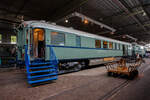 Der kombinierte Speise- und Gepäckwagen vom Typ Plan D – NS RD 7659 am 24. Juni 2025 im Het Spoorwegmuseum (bis 2005 NSM - Nederlands Spoorwegmuseum / Niederländischen Eisenbahnmuseum) in Utrecht im ehemaligen Bahnhof Maliebaan.
Der Halbgepäck-/Halbspeisewagen wurde 1951 von Beijnes, offiziell Koninklijke Fabriek van Rijtuigen en Spoorwagens J.J. Beijnes (Königliche Fabrik für Kutschen und Eisenbahnwagen J.J. Beijnes) in Haarlem gebaut und an die NS (Niederländische Eisenbahn) geliefert. Dieser Wagen wurde als RD 7659 und später ab 1966 als 51 84 87-40 111-0 geführt.
Der kombinierte Speise- und Gepäckwagen war 1951 eine Neuheit bei der NS. Die Wagentypen (Gattung) wurden kombiniert, da sowohl die einzelnen Speisewagen als auch die Gepäckwagen über erhebliche Kapazitätsüberschüsse verfügten. Aus betrieblicher Sicht war eine Kombination wirtschaftlicher. Die Serie dieser Plan D Wagen der Gattung WRD bestand aus 10 Stück (RD 7651-7660). Die NS setzte den kombinierten Wagen auch im internationalen Verkehr ein. 
An Bord befanden sich eine Bar und eine Kombüse. Die Kombüse enthielt einen Kohleofen, einen Kühlschrank, eine Spüle und Stauraum. Der Speiseraum bot Platz für 15 Passagiere. Der Wagen verfügte außerdem über ein Schaffnerabteil, eine Telefonzelle (Telefon war nie installiert) und einen Informationspoint (wo ebenfalls nie einer saß). 1954 wurde der Speiseraum auf 23 Sitzplätze erweitert. Dies ging auf Kosten der Bar und des Informationabteils. Die Telefonzelle blieb als leerer, abgeschlossener Raum bestehen. Im anderen Teil des Wagens befand sich ein großes, abschließbares Gepäckabteil. Der Waggon wurde speziell für die Ausstellung 'Tosti’s, Truffels en Treinen' im Juni 2020 wunderschön restauriert und erhielt dank von Spenden der BankGiro Lottery, der Stichting Goede Doelen Nh1816 (Nh1816 Charity Foundation) und des Vereins der Freunde des Eisenbahnmuseums seine ursprüngliche türkise Farbe zurück.
Die Plan D Wagen:
Plan D ist die Typenbezeichnung für eine Reihe von Reisezugwagen (D-Zug-Wagen) die zwischen 1950 und 1951 von den beiden Herstellern Werkspoor oder Beijnes gebaut wurden. Diese Wagen waren von 1950 bis 1987 bei den Niederländischen Eisenbahnen (NS) im Einsatz. 
Die NS beschloss 1949, ihren stark dezimierten Fuhrpark um siebzig D-Zugwagen zu ergänzen, die die Typenbezeichnung Plan D erhielten. Die Bestellung an Werkspoor und Beijnes umfasste zwanzig Wagen der ersten und zweiten Klasse (AB), vierzig Wagen der dritten Klasse (C) und zehn Wagen mit Speise- und Gepäckabteilen (RD), somit insgesamt 70 Wagen. 
Die Wagenkastenkonstruktion entsprach weitgehend den der Rundkopfwagen die zwischen 1935-1939 gebaut worden waren. Die Böden, die zuvor aus Holz bestanden, bestanden nun aus geripptem Blech mit Korkfüllung. Durch die Verwendung dieses gerippten Materials konnten verschiedene Querkonstruktionen entfallen. Auch die Drehgestelle waren anders konstruiert und orientierten sich an der Vorkriegsbauart „IT“, heute Bauart „S“.
Das Erscheinungsbild der Wagen veränderte sich durch zusätzliche Dachrinnen und elektrische Schlusslichter. Die zuvor verwendeten Schlusslichteisen blieben aufgrund ihres internationalen Einsatzes erhalten. Die Wagen hatten zudem ein Abteil weniger als die alten Rundkopfwagen.
Die Wagen wurden ab 1950 in der damals neuen türkisfarbenen Lackierung in Betrieb genommen. Gezogen von den ebenfalls neuen und in gleicher Farbe gelieferten Elektrolokomotiven der Baureihen 1100, 1200 und 1300 wurden sie für Schnellzüge eingesetzt. Nach einigen Jahren wurde das auffällige Türkis durch Berliner Blau ersetzt, das sie bis zuletzt behielten.
Mit Ausnahme der RDs wurden diese Wagen zwischen 1974 und 1978 ausgemustert. Aufgrund des gestiegenen Kapazitätsbedarfs auf der Strecke Amsterdam–Brüssel Anfang der 1970er Jahre wurden acht RDs nach einem erfolgreichen Probebetrieb 1974 zu Steuerwagen für Benelux-Züge im Wendezugbetrieb umgebaut. Diese Wagen dienten in dieser Funktion bis 1987, als sie durch neu gebaute Wagen in gelb-roter Lackierung nach dem ICR-Design ersetzt wurden.
Folgende Serien wurden gebaut:
20 Stück Serie AB 7701-7720 – mit 12 Sitzplätze in der 1. und 36 in der 2. Klasse
40 Stück Serie C 7801-7840 - mit 72 Sitzplätze in der 3. Klasse
10 Stück Serie RD 7651-7660 – mit 15 Sitzplätze im Restaurant (später 23)
TECHNISCHE DATEN:
Baujahr: 1950/51
Hersteller: Werkspoor oder Beijnes
Spurweite: 1.435 mm (Normalspur)
Achsen: 4 (in 2 Drehgestellen)
Achsfolge: 2'2'
Länge über Puffer: 22.650 mm
Drehzapfenabstand: 15.650
Achsabstand im Drehgestell: 3.000 mm
Leergewicht: 47 t (RD 48 t)
Sitzplätze: s.o.
Quellen: martijnhaman.nl, Somda RailWiki.nl, Het Spoorwegmuseum, nmld.nl, Anschriften, Wikipedia (Niederlande)
Stand/Überarbeitung: Oktober 2025 Der kombinierte Speise- und Gepäckwagen vom Typ Plan D – NS RD 7659 am 24. Juni 2025 im Het Spoorwegmuseum (bis 2005 NSM - Nederlands Spoorwegmuseum / Niederländischen Eisenbahnmuseum) in Utrecht im ehemaligen Bahnhof Maliebaan.
Der Halbgepäck-/Halbspeisewagen wurde 1951 von Beijnes, offiziell Koninklijke Fabriek van Rijtuigen en Spoorwagens J.J. Beijnes (Königliche Fabrik für Kutschen und Eisenbahnwagen J.J. Beijnes) in Haarlem gebaut und an die NS (Niederländische Eisenbahn) geliefert. Dieser Wagen wurde als RD 7659 und später ab 1966 als 51 84 87-40 111-0 geführt.
Der kombinierte Speise- und Gepäckwagen war 1951 eine Neuheit bei der NS. Die Wagentypen (Gattung) wurden kombiniert, da sowohl die einzelnen Speisewagen als auch die Gepäckwagen über erhebliche Kapazitätsüberschüsse verfügten. Aus betrieblicher Sicht war eine Kombination wirtschaftlicher. Die Serie dieser Plan D Wagen der Gattung WRD bestand aus 10 Stück (RD 7651-7660). Die NS setzte den kombinierten Wagen auch im internationalen Verkehr ein. 
An Bord befanden sich eine Bar und eine Kombüse. Die Kombüse enthielt einen Kohleofen, einen Kühlschrank, eine Spüle und Stauraum. Der Speiseraum bot Platz für 15 Passagiere. Der Wagen verfügte außerdem über ein Schaffnerabteil, eine Telefonzelle (Telefon war nie installiert) und einen Informationspoint (wo ebenfalls nie einer saß). 1954 wurde der Speiseraum auf 23 Sitzplätze erweitert. Dies ging auf Kosten der Bar und des Informationabteils. Die Telefonzelle blieb als leerer, abgeschlossener Raum bestehen. Im anderen Teil des Wagens befand sich ein großes, abschließbares Gepäckabteil. Der Waggon wurde speziell für die Ausstellung 'Tosti’s, Truffels en Treinen' im Juni 2020 wunderschön restauriert und erhielt dank von Spenden der BankGiro Lottery, der Stichting Goede Doelen Nh1816 (Nh1816 Charity Foundation) und des Vereins der Freunde des Eisenbahnmuseums seine ursprüngliche türkise Farbe zurück.
Die Plan D Wagen:
Plan D ist die Typenbezeichnung für eine Reihe von Reisezugwagen (D-Zug-Wagen) die zwischen 1950 und 1951 von den beiden Herstellern Werkspoor oder Beijnes gebaut wurden. Diese Wagen waren von 1950 bis 1987 bei den Niederländischen Eisenbahnen (NS) im Einsatz. 
Die NS beschloss 1949, ihren stark dezimierten Fuhrpark um siebzig D-Zugwagen zu ergänzen, die die Typenbezeichnung Plan D erhielten. Die Bestellung an Werkspoor und Beijnes umfasste zwanzig Wagen der ersten und zweiten Klasse (AB), vierzig Wagen der dritten Klasse (C) und zehn Wagen mit Speise- und Gepäckabteilen (RD), somit insgesamt 70 Wagen. 
Die Wagenkastenkonstruktion entsprach weitgehend den der Rundkopfwagen die zwischen 1935-1939 gebaut worden waren. Die Böden, die zuvor aus Holz bestanden, bestanden nun aus geripptem Blech mit Korkfüllung. Durch die Verwendung dieses gerippten Materials konnten verschiedene Querkonstruktionen entfallen. Auch die Drehgestelle waren anders konstruiert und orientierten sich an der Vorkriegsbauart „IT“, heute Bauart „S“.
Das Erscheinungsbild der Wagen veränderte sich durch zusätzliche Dachrinnen und elektrische Schlusslichter. Die zuvor verwendeten Schlusslichteisen blieben aufgrund ihres internationalen Einsatzes erhalten. Die Wagen hatten zudem ein Abteil weniger als die alten Rundkopfwagen.
Die Wagen wurden ab 1950 in der damals neuen türkisfarbenen Lackierung in Betrieb genommen. Gezogen von den ebenfalls neuen und in gleicher Farbe gelieferten Elektrolokomotiven der Baureihen 1100, 1200 und 1300 wurden sie für Schnellzüge eingesetzt. Nach einigen Jahren wurde das auffällige Türkis durch Berliner Blau ersetzt, das sie bis zuletzt behielten.
Mit Ausnahme der RDs wurden diese Wagen zwischen 1974 und 1978 ausgemustert. Aufgrund des gestiegenen Kapazitätsbedarfs auf der Strecke Amsterdam–Brüssel Anfang der 1970er Jahre wurden acht RDs nach einem erfolgreichen Probebetrieb 1974 zu Steuerwagen für Benelux-Züge im Wendezugbetrieb umgebaut. Diese Wagen dienten in dieser Funktion bis 1987, als sie durch neu gebaute Wagen in gelb-roter Lackierung nach dem ICR-Design ersetzt wurden.
Folgende Serien wurden gebaut:
20 Stück Serie AB 7701-7720 – mit 12 Sitzplätze in der 1. und 36 in der 2. Klasse
40 Stück Serie C 7801-7840 - mit 72 Sitzplätze in der 3. Klasse
10 Stück Serie RD 7651-7660 – mit 15 Sitzplätze im Restaurant (später 23)
TECHNISCHE DATEN:
Baujahr: 1950/51
Hersteller: Werkspoor oder Beijnes
Spurweite: 1.435 mm (Normalspur)
Achsen: 4 (in 2 Drehgestellen)
Achsfolge: 2'2'
Länge über Puffer: 22.650 mm
Drehzapfenabstand: 15.650
Achsabstand im Drehgestell: 3.000 mm
Leergewicht: 47 t (RD 48 t)
Sitzplätze: s.o.
Quellen: martijnhaman.nl, Somda RailWiki.nl, Het Spoorwegmuseum, nmld.nl, Anschriften, Wikipedia (Niederlande)
Stand/Überarbeitung: Oktober 2025