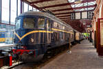 Die Elektrolokomotive NS № 1010 NS-Baureihe 1000 am 29 April 2025 im Het Spoorwegmuseum (bis 2005 NSM - Nederlands Spoorwegmuseum / Niederländischen Eisenbahnmuseum) in Utrecht im ehemaligen Bahnhof Maliebaanstation. Ein Eisenbahnmuseum das zum Verweilen einlädt, leider fehlte uns dieses Mal die Zeit dafür.  

Die NS-Baureihe 1000 war die für das Gleichstromnetz der Niederländischen Staatsbahnen (NS) ausgelegte Version der Wechselstrom-Elektrolokomotive SBB Gotthardlokomotive Ae 4/6 der Schweizerischen Bundesbahnen. Die Fahrzeuge Nr. NS 1001 bis 1003 wurden von der SLM (Schweizerisches Lokomotiv- und Maschinenfabrik) in Winterthur und die Nummern 1004 bis 1010 von der Firma Werkspoor NV (Nederlandsche Fabriek van Werktuigen en Spoorwegmaterieel) in Utrecht produziert. Die elektrische Ausrüstung aller Lok wurde von der Maschinenfabrik Oerlikon (MFO) geliefert.

Ab Sommer 1948 wurden sie zwischen Amsterdam und Eindhoven in Betrieb genommen. Ihre Höchstgeschwindigkeit betrug 160 km/h, die Strecke Amsterdam–Utrecht wurde dafür sogar komplett erneuert. Schnell zeigte sich jedoch, dass die Lokomotiven für 160 km/h nicht geeignet waren. Überhitzte Lager und Haarrisse in den Speichen der Antriebsräder waren die Folge der hohen Geschwindigkeit. Aus diesem Grund wurde die Höchstgeschwindigkeit auf 100 km/h gesenkt, wobei die Schweizer Vorbilder eh nur 125 km/h ausgelegt waren. Ab 1954 bis zur Ausmusterung 1982 wurden sie deshalb fast ausnahmslos im Güterzugdienst eingesetzt. Wie die Originalmuster in der Schweiz waren auch die niederländischen Versionen sehr störanfällig.

Allgemeiner Aufbau:
Der mechanische Teil der Lokomotive wurde von der SLM entworfen. Es handelt sich um eine Rahmenlokomotive, die vier Trieb- und zwei Laufachsen in der Achsfolge (1A)Bo(A1) aufweist. Um die gewünschte Kurvengängigkeit der Lok zu erreichen, wurde jede Laufachse mit der benachbarten Treibachse in ein kombiniertes Drehgestell zusammengefasst, während die beiden mittleren Treibachsen einzeln im Hauptrahen festgelagert sind. Die Laufachsen können jeweils um 2 x 125 und die Drehgestell-Triebachse um je 2 x 6 mm aus ihrer Mittellage ausschwenken (Seitenverschiebbarkeit). Dank dieser Laufwerkanordnung ist es möglich, Kurven mit einem Radius von 110 m bei 30 mm Spurerweiterung noch ohne Zwang zu durchfahren. Bis zu einem Radius von 1.300 m waren 160 km/h möglich.

Wie es auch bei einem gewöhnlichen Drehgestell der Fall ist, dreht sich auch das kombinierte Drehgestell um einen zwischen der Trieb- und Laufachse gelagerten Zapfen. 

Antriebe:
Die Loks hatten den bewährten SLM-Universalantrieb. Jede Treibachse wird durch zwei sich im Lokomotivkasten gegenüberliegende Motoren über ein doppeltes Zahnradgetriebe angetrieben. Die auf den Motorwellen sitzende Zahnritzel sind nicht gefedert. In dem trommelförmigen Antriebszahnrad sind fünf Federelemente eingebaut. 

Als Triebmotoren kamen 8 Stück 6-polige, fremdbelüftete Gleichstrom-Serienmotoren vom Typ 6 MB 620, welche für eine Spannung von 675 V und eine Stundenleistung von 590 PS bei 1.275 U/min ausgelegt wurden, zu Einsatz. Die Kühlluft für je zwei benachbarte Antriebsmotoren wird von einem Radialventilator geliefert, welcher von einem 750 V-Gleichstrommotor von 10 PS Leistung bei 2.400 U/min angetrieben wird. Zwei Ventilatormotoren sind ständig in Reihe geschaltet.

Erhaltenes Exemplar:
Von den zehn hergestellten Exemplaren ist nur eines (dieses) der Nachwelt erhalten geblieben. Die Lokomotive 1010 wurde nach ihrer Ausmusterung in das Eisenbahnmuseum von Utrecht überführt.

TECHNISCHE DATEN:
Spurweite: 1.435 mm
Achsformel: (1A) Bo (A1)
Länge über Puffer: 16.620 mm
Max. Breite: 2.950 mm
Drehzapfenabstand: 8.990 mm
Achsabstand im Drehgestell: 2.600 mm
Achsabstände: 2.600 / 2.230 / 2.230 / 2.230 / 2.600 mm = 11.890 mm
Treibraddurchmesser: 1.550 mm (neu)
Laufraddurchmesser: 1.100 mm (neu)
Dienstgewicht: 100 t
Eigengewicht: mecha. Teil 70,5 t / elektr. Teil 29,1 t
Antriebsmotoren: 8 Stück vom Typ Oerlikon 6 MB 620 mit je 590 PS Leistung
Getriebeübersetzung: 1: 3,56
Antrieb: SLM-Universalantrieb
Höchstgeschwindigkeit: 135 km/h 
Stundenleistung: 3.296 kW (4.480 PS)
Dauerleistung: 2.796 kW (3.800 PS)
Anfahrzugkraft: 177 kN
Stromsystem: 1,5 kV DC
Kleister befahrbarer Gleisbogen: R 110 m
