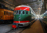 Der zweiteilige Elektrotriebwagenzug Mat '36 – NS 252, am 29 April 2025 im Het Spoorwegmuseum (bis 2005 NSM - Nederlands Spoorwegmuseum / Niederländischen Eisenbahnmuseum) in Utrecht im Bahnhof Maliebaanstation. Ein sehr schönes Eisenbahnmuseum das zum Verweilen einlädt, leider fehlte uns dieses Mal die Zeit dafür. 

Der ET Mat '36 – NS 252 wurde 1938 von Werkspoor N.V. in Utrecht gebaut für die NS - Nederlandse Spoorwegen (Niederländischen Staatsbahnen) gebaut. Die elektrische Ausrüstung war von Heemaf. Während des Zweiten Weltkrieges wurde er um einen Mittelwagen erweitert. Der Triebzug 252 (ehemals Zug 418) wurde 1970von STIBANS vor dem Abriss gerettet, auf den ursprünglichen zweiteiligen Zug gekürzt, wieder mit der Nummer 252 neu nummeriert und konserviert. Im Jahr 2009 wurde er dem Eisenbahnmuseum übergeben. 

Die NS-Baureihe Mat ’36 oder Materieel ’36 war eine Serie von 90 Elektrotriebzügen, die von der NS - Niederländischen Staatsbahnen ab 1936 eingesetzt wurde. Das technische Konzept der Triebzüge beruht auf der zwei Jahre zuvor beschafften Baureihe Mat ’34 mit dieselelektrischem Antrieb. Merkmale waren Stromlinienform, Faltenbälge an den Wagenübergängen, Schürzenbleche an den Unterseiten und eine glatte Schweißkonstruktion der Wagenkästen. Trotz Stromabnehmern nannte die Öffentlichkeit sie weiterhin „Diesels“.

Das Design des Mat '36 aus den späten 1930er Jahren ist etwas Besonderes. Vor dieser Zeit war es üblich, mit Dampflokomotiven und Einzelwaggons zu fahren. Schon früh setzte man in den Niederlade auf die Elektrifizierung. Die Hauptstrecken zwischen den größeren Städten der Niederlande waren zu der Zeit bereits weitgehend elektrifiziert. Auf diesen Verbindungen wurden die Triebzüge der Baureihe Mat ’36 eingesetzt. Das Design des Zuges baut auf der ersten Stromlinienbauart Mat ’34 (DE3 - „Dieseldrie“) auf und war technologisch und konstruktiv fortschrittlich.

Beschreibung und Einsatz:
Der Lieferung vorausgegangen war eine Prototypenserie von acht Zügen mit der Bezeichnung Mat ’35, Seriennummer NS 201 – 208. Die Baureihenbezifferung bei den Triebzügen der NS bezieht sich stets auf das erste Jahr der Indienststellung. Die Vorserie wurde auf der Verbindung von Rotterdam nach Hoek van Holland eingesetzt, daraus ergab sich der Spitzname die „Hoek van Hollanders“. Die Hauptserie wurde nur leicht verändert, es gab Schiebetüren anstelle von Schwingtüren und der Gepäckraum wurde verkleinert.

Die Mat ’36-Serie bestand zunächst aus 53 zweigliedrigen Zügen (Typ EI2) mit den Nummern 211 – 263 und 37 dreigliedrigen Zügen (Typ EID3) mit den Nummern 601 – 637. Die zweiteiligen Garnituren hatten Jakobs-Drehgestelle in der Mitte, die dreiteiligen Garnituren hatten eine klassische Abstützung mit zwei separaten Drehgestellen für jeden Wagenkasten. Ab 1942 wurden 29 zweiteilige und alle dreiteiligen Züge um einen mittleren Wagenkasten verlängert. Die neuen Dreiteiler erhielten die Nummerierung 401 – 429, während die neuen Vierteiler ihre Nummerierung behielten. Nach 1952 wurden weitere 13 Triebzüge zu dreigliedrigen Zügen umgebaut, sie erhielten die Nummern 441 – 453.

Die Hauptstrecken zwischen den größeren Städten der Niederlande waren zu der Zeit bereits weitgehend elektrifiziert. Auf diesen Verbindungen wurden die Triebzüge der Baureihe Mat ’36 eingesetzt.

1940 erfolgte eine weitere Lieferung der Baureihe mit der Bezeichnung Mat ’40. Sie bestand aus 15 zweigliedrigen und 25 fünfgliedrigen Zügen. Im Vergleich zur Vorgängerserie wurde die Größe der Frontfenster leicht verändert, und die Züge erhielten auch eine 1. Klasse. Während des Zweiten Weltkriegs gingen mehrere Züge verloren. Danach war der Bedarf an Transportkapazitäten hoch, soweit wie möglich wurden beschädigte Züge wieder instandgesetzt und es wurde eine weitere Serie von 144 Zügen mit der Bezeichnung Mat ’46 bestellt. Davon waren 79 Züge zweigliedrig und 65 viergliedrig. Auch diese Züge unterschieden sich nur geringfügig von den Vorkriegsausführungen. In der Summe ergeben sich 282 weitgehend ähnliche Triebzüge mit elektrischem Antrieb, die auf der Konstruktion der Baureihe Mat ’36 beruhen.

Die Mat-36-Serie mit 217 Wagen war die größte Bestellung von Schienenfahrzeugen, die die NS jemals aufgegeben hat.

Technik der zweiteiligen ET (El2):
Die zweiteiligen Zuggarnituren sind 43.48 Meter lang und wogen bei der Anlieferung 79 Tonnen. Der Triebzug ist mit 4 Elektromotoren des Herstellers Heemaf vom Typ TM-712 ausgestattet. Jeder Motor leistet 165,5 kW (225 PS) bei bis zu 1.690 U/min.. Insgesamt verfügt ein Triebzug über eine Leistung von 662 kW (900 PS). Die Aufhängung dieser Motoren entspricht der Aufhängung einer Straßenbahn. Der Fahrmotor ist einseitig gleitgelagert auf der Achse gelagert. Der Antrieb der Motorwelle erfolgt über ein Ritzel, dass das Zahnrad auf der Radsatzwelle antreibt. Der Zug ist für eine Geschwindigkeit von 125 km/h. Im normalen Zugbetrieb wurde eine Geschwindigkeit von 110 km/h gefahren. Der ET verfügt über 24 Sitzplätze in der zweiten Klasse und 96 Sitzplätze in der dritten Klasse. 

Die Pressluft für die Druckluftbremse und verschiedene elektropneumatische Geräte wird von zwei Kompressoren, sind unter dem Ck-Wagen (3. Klasse Wagen) befinden, erzeugt. Sie liefern bis zu 280 Liter Luft pro Minute. Zur Stromversorgung des Steuerstroms und der Beleuchtung ist unter dem Wagen ein Motorgenerator von Heemaf vom Typ GM32/30, installiert. Dieser wandelt die 1.500 Volt Oberleitungsspannung in 100 Volt Spannung für den Steuerstrom und 145 Volt für die Beleuchtung um. Der Motorgenerator liefert eine Leistung von 5 kW. Unter dem BCk-Wagen befinden sich die Schaltschränke und Relaiskästen. Auch die Anfahrwiderstände, Fahrschalter und die Folgerolle finden unter dem BCk-Wagen ihren Platz. Beide Wagen sind mit einem Scherenstromabnehmer ausgestattet. Um zu verhindern, dass zu viel Strom durch den Zug fließt, wurde auf dem Dach eine 1.000-Ampere-Sicherung angebracht.

Die zweiteiligen Züge, die 1941 und 1942 zu dreiteiligen Zügen erweitert wurden, haben eine Länge von 62,2 Metern und wiegen 105 Tonnen. Die Gesamtzahl der Sitzplätze erhöht sich in der dritten Klasse um 32, so dass insgesamt 24 Passagiere der zweiten Klasse und 128 Passagiere der dritten Klasse Platz finden. Die seit 1949 verlängerten dreizehn Züge haben eine Länge von 62,1 Metern und ein Gewicht von 106 Tonnen. Die Gesamtzahl der Sitzplätze erhöht sich in der dritten Klasse um 56, so dass insgesamt 24 Passagiere der zweiten Klasse und 152 Passagiere der dritten Klasse Platz finden.

Technik der dreiteiligen ET (ElD3):
Die dreiteiligen Zuggarnituren sind 72,2 Meter lang und wogen bei der Anlieferung 143 Tonnen. Auch der Triebzug ist mit Elektromotoren des Herstellers Heemaf vom Typ TM-712 ausgestattet, nur sind es hier 8 Stück. So habe diese die doppelte Traktionsleistung von 1.324 kW (1.800 PS), gegenüber den zweiteiligen, Antriebsart und Höchstgeschwindigkeit entsprechen der El2 (s.o.). Diese dreiteiligen ET verfügen über 48 Sitzplätze der zweiten Klasse und 144 Sitzplätze der dritten Klasse.

Nach der Verlängerung der dreiteiligen Züge betrug die Länge der vierteiligen Züge 95,6 Meter und ihr Gewicht betrug 181 Tonnen. Die Gesamtzahl der Sitzplätze erhöht sich in der dritten Klasse um 80, so dass insgesamt 48 Passagiere der zweiten Klasse und 224 Passagiere der dritten Klasse Platz finden.

Um ein schnelles Kuppeln zu ermöglichen, sind die Züge mit automatischen Kupplungen von Scharfenberg ausgestattet. Dies führte dazu, dass die Züge nicht an Züge mit Schraubkupplung und Puffern gekoppelt werden konnten.

TECHNISCHE DATEN:
Gebaute Anzahl: 90, davon ursprünglich EI2 zweigliedrig 53 und (EID3 dreigliedrig 37)
Hersteller:Werkspoor, Beijnes, Allan
Baujahre: ab 1936
Ausmusterung: bis 1970
Spurweite: 1.435 mm (Normalspur)
Achsfolge: Bo'(2')Bo' / (Bo' Bo'+2'2'+ Bo'Bo')
Länge über Kupplung: 43.48	0 mm / (72.200 mm)
Leergewicht: 79 t / (143 t)	
Höchstgeschwindigkeit: 125 km/h (Im Plandienst 110 km/h)
Kapazität: siehe Beschreibung oben
Motorentyp: 4 bzw. 8 Heemaf vom Typ TM-712 je 165,5 kW
Leistung: 662 kW / (1.324 kW)
Übersetzung: 21 : 61
Stromsystem: 1,5 kV Gleichstrom
