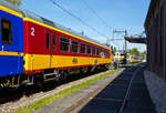 Der ICR - Intercity-Benelux-Steuerwagen (ICR - Intercity-Benelux-Stuurstandrijtuig), 50 84 28-70 101-7 NL-NS, der Gattung Bs, der NS - Nederlandse Spoorwegen (Niederländische Eisenbahnen), am 29 April 2025 im Het Spoorwegmuseum (bis 2005 NSM - Nederlands Spoorwegmuseum / Niederländischen Eisenbahnmuseum) in Utrecht im Bahnhof Maliebaanstation.

Der Steuerwagen (vom Typ ICR-3, Bs, Serie 28 101-108, 111-113) wurde 1986 von Waggonfabrik Talbot GmbH & Co. in Aachen (D) gebaut. Im Jahr 2010 wurde er ausgemustert und kam ins Museum. Er ist von diesem Typ der Einzige der erhalten geblieben ist 

Dieser Steuerwagen war seit 1986 in den „Benelux-Zügen“, dem Zugverkehr zwischen Amsterdam – Den Haag – Rotterdam – Roosendaal – Antwerpen – Brüssel im Einsatz. Ein Steuerwagen ist ein Wagen, von dem aus der Lokführer die Lokomotive fernsteuern kann. Der Vorteil eines Steuerwagens besteht darin, dass die Lokomotive an der Endstation nicht rangiert werden muss. Der Lokführer geht einfach auf die andere Seite des Zuges. Als Wendezug wird ein solcher Zug bezeichnet, der aus einer Lokomotive, normalen Waggons und einem Steuerwagen besteht. Der Benelux-Zug verkehrt immer als Wendezug in Kombination mit einer Lokomotive der Belgischen Eisenbahn (SNCB / NMBS) der Baureihe 1181 – 1188 der. Der Zug weist vom NS-Hausstil abweichende Farben auf, das blaue Band um die Fenster wurde durch Burgunderrot, die Unternehmensfarbe der SNCB / NMBS, ersetzt.

Ab 2008 wurden die mittlerweile wirtschaftlich veralteten belgische Lokomotiven durch neue Lokomotiven ersetzt, die allerdings nicht mehr von diesen Steuerwagen aus ferngesteuert werden konnten. Da die Sitzplatzkapazität unverzichtbar war, blieben die Steuerwagen vorübergehend als normale Zugwagen im Einsatz. Im Jahr 2010 wurden diese nach dem Zustrom umgebauter Intercity-Waggons überflüssig, sodass das Eisenbahnmuseum diesen erwerben konnte. Der Wagen ist grundsätzlich betriebsbereit, kann aber mangels passender belgischer Lokomotive nicht als Steuerwagen eingesetzt werden.

Die Intercity-Wagen (ICR):
Der NS Intercity-Wagen (ICR) ist ein Wagen, der seit 1980 von der Niederländischen Eisenbahn (NS) in Intercity-Zügen eingesetzt wird.

Entwicklung:
Die Wagen wurden aus dem Mittelteil des Intercity-Triebzuges ICM („Koploper“) entwickelt. Sie sind mit Y32-Drehgestellen ausgestattet, die in den 1970er Jahren für die französischen Corail-Wagen entwickelt wurden und für die damalige Zeit beispiellos gute Fahreigenschaften aufwiesen. Zwischen 1978 und 1984 wurden mehrere Corail-Waggons von der SNCF gemietet. Es wurde daraufhin überlegt, für die gezogenen Züge Wagen dieses Typs anzuschaffen. Stattdessen entschied man sich, den ICR als eigenen Wagen zu entwickeln, allerdings mit den französischen Drehgestellen. Die Gestaltung des Innenraums wurde von den Corail-Waggons beeinflusst. Die ursprüngliche Innenausstattung der ICR-Wagen wurde später auch in den ICM-Triebzügen verwendet.

Technik:
ICR wurde von der Firma Talbot in Aachen gebaut. Die Wagen sind 26,4 Meter lang und ruhen auf zwei zweiachsigen Y32-Drehgestellen, die mit Schraubenfedern gefedert und mit einer kombinierten Scheiben-/Klotzbremse gebremst werden. Die Wagenheizung erfolgt elektrisch. Im Gegensatz zu älteren Waggons, bei denen die Niederspannung über Achsgeneratoren erzeugt wurde, bezieht ICR die Niederspannung für Beleuchtung und Belüftung über einen Stromrichter und Wechselrichter aus der Zugsammelschiene (Heizleitung). Die Wagen verfügen über Schwingtüren und Schiebetüren, die nach älteren europäischen Standards durch Anheben einer Klappe an der Tür geöffnet wurden. Dies funktioniert nun wie bei anderen Zügen per Knopfdruck. Die Höchstgeschwindigkeit der Wagen beträgt 160 km/h.

Aufführungen:
Es wurden drei Haupttypen von ICR-Wagen gebaut:
•	ICR-buurland / ICR Nachbarland, einsetzbar in den Niederlanden, Belgien, Deutschland und Luxemburg
•	ICR-Benelux / ICR-Benelux (mit NS- und SNCB / NMBS-Logos), natürlich auch in den Benelux-Ländern verwendbar
•	ICR-binnenland / ICR Inland, nur in den Niederlanden nutzbar

TECHNISCHE DATEN:
Hersteller: Waggonfabrik Talbot GmbH & Co. in Aachen (D)
Gebaute Anzahl: 303 (davon 11 dieser Bs-Wagen)
Baujahre: 1980 bis1988
Ausmusterung: 2025 (geplant)
Spurweite: 1.435 mm (Normalspur)
Achsen: 4 (in 2 Drehgestellen)
Länge über Puffer: 26.400 mm
Drehzapfenabstand: 19.000 mm
Breite: 2.820 mm
Höhe: 3.930 mm
Achsabstand im Drehgestell: 2.560 mm
Laufraddurchmesser: 890 mm (neu)
Leergewicht: 41 t
Sitzplätze: 64 in der 2. Klasse
Höchstgeschwindigkeit: 160 km/h
Bremse: O-R-A [D]
