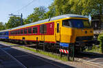 Der ICR - Intercity-Benelux-Steuerwagen (ICR - Intercity-Benelux-Stuurstandrijtuig), 50 84 28-70 101-7 NL-NS, der Gattung Bs, der NS - Nederlandse Spoorwegen (Niederländische Eisenbahnen), am 29 April 2025 im Het Spoorwegmuseum (bis 2005 NSM - Nederlands Spoorwegmuseum / Niederländischen Eisenbahnmuseum) in Utrecht im Bahnhof Maliebaanstation.

Der Steuerwagen (vom Typ ICR-3, Bs, Serie 28 101-108, 111-113) wurde 1986 von Waggonfabrik Talbot GmbH & Co. in Aachen (D) gebaut. Im Jahr 2010 wurde er ausgemustert und kam ins Museum. Er ist von diesem Typ der Einzige der erhalten geblieben ist 

Dieser Steuerwagen war seit 1986 in den „Benelux-Zügen“, dem Zugverkehr zwischen Amsterdam – Den Haag – Rotterdam – Roosendaal – Antwerpen – Brüssel im Einsatz. Ein Steuerwagen ist ein Wagen, von dem aus der Lokführer die Lokomotive fernsteuern kann. Der Vorteil eines Steuerwagens besteht darin, dass die Lokomotive an der Endstation nicht rangiert werden muss. Der Lokführer geht einfach auf die andere Seite des Zuges. Als Wendezug wird ein solcher Zug bezeichnet, der aus einer Lokomotive, normalen Waggons und einem Steuerwagen besteht. Der Benelux-Zug verkehrt immer als Wendezug in Kombination mit einer Lokomotive der Belgischen Eisenbahn (SNCB / NMBS) der Baureihe 1181 – 1188 der. Der Zug weist vom NS-Hausstil abweichende Farben auf, das blaue Band um die Fenster wurde durch Burgunderrot, die Unternehmensfarbe der SNCB / NMBS, ersetzt.

Ab 2008 wurden die mittlerweile wirtschaftlich veralteten belgische Lokomotiven durch neue Lokomotiven ersetzt, die allerdings nicht mehr von diesen Steuerwagen aus ferngesteuert werden konnten. Da die Sitzplatzkapazität unverzichtbar war, blieben die Steuerwagen vorübergehend als normale Zugwagen im Einsatz. Im Jahr 2010 wurden diese nach dem Zustrom umgebauter Intercity-Waggons überflüssig, sodass das Eisenbahnmuseum diesen erwerben konnte. Der Wagen ist grundsätzlich betriebsbereit, kann aber mangels passender belgischer Lokomotive nicht als Steuerwagen eingesetzt werden.

Die Intercity-Wagen (ICR):
Der NS Intercity-Wagen (ICR) ist ein Wagen, der seit 1980 von der Niederländischen Eisenbahn (NS) in Intercity-Zügen eingesetzt wird.

Entwicklung:
Die Wagen wurden aus dem Mittelteil des Intercity-Triebzuges ICM („Koploper“) entwickelt. Sie sind mit Y32-Drehgestellen ausgestattet, die in den 1970er Jahren für die französischen Corail-Wagen entwickelt wurden und für die damalige Zeit beispiellos gute Fahreigenschaften aufwiesen. Zwischen 1978 und 1984 wurden mehrere Corail-Waggons von der SNCF gemietet. Es wurde daraufhin überlegt, für die gezogenen Züge Wagen dieses Typs anzuschaffen. Stattdessen entschied man sich, den ICR als eigenen Wagen zu entwickeln, allerdings mit den französischen Drehgestellen. Die Gestaltung des Innenraums wurde von den Corail-Waggons beeinflusst. Die ursprüngliche Innenausstattung der ICR-Wagen wurde später auch in den ICM-Triebzügen verwendet.

Technik:
ICR wurde von der Firma Talbot in Aachen gebaut. Die Wagen sind 26,4 Meter lang und ruhen auf zwei zweiachsigen Y32-Drehgestellen, die mit Schraubenfedern gefedert und mit einer kombinierten Scheiben-/Klotzbremse gebremst werden. Die Wagenheizung erfolgt elektrisch. Im Gegensatz zu älteren Waggons, bei denen die Niederspannung über Achsgeneratoren erzeugt wurde, bezieht ICR die Niederspannung für Beleuchtung und Belüftung über einen Stromrichter und Wechselrichter aus der Zugsammelschiene (Heizleitung). Die Wagen verfügen über Schwingtüren und Schiebetüren, die nach älteren europäischen Standards durch Anheben einer Klappe an der Tür geöffnet wurden. Dies funktioniert nun wie bei anderen Zügen per Knopfdruck. Die Höchstgeschwindigkeit der Wagen beträgt 160 km/h.

Aufführungen:
Es wurden drei Haupttypen von ICR-Wagen gebaut:
•	ICR-buurland / ICR Nachbarland, einsetzbar in den Niederlanden, Belgien, Deutschland und Luxemburg
•	ICR-Benelux / ICR-Benelux (mit NS- und SNCB / NMBS-Logos), natürlich auch in den Benelux-Ländern verwendbar
•	ICR-binnenland / ICR Inland, nur in den Niederlanden nutzbar

TECHNISCHE DATEN:
Hersteller: Waggonfabrik Talbot GmbH & Co. in Aachen (D)
Gebaute Anzahl: 303 (davon 11 dieser Bs-Wagen)
Baujahre: 1980 bis1988
Ausmusterung: 2025 (geplant)
Spurweite: 1.435 mm (Normalspur)
Achsen: 4 (in 2 Drehgestellen)
Länge über Puffer: 26.400 mm
Drehzapfenabstand: 19.000 mm
Breite: 2.820 mm
Höhe: 3.930 mm
Achsabstand im Drehgestell: 2.560 mm
Laufraddurchmesser: 890 mm (neu)
Leergewicht: 41 t
Sitzplätze: 64 in der 2. Klasse
Höchstgeschwindigkeit: 160 km/h
Bremse: O-R-A [D]
