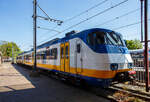 Der zweiteilige Elektrotriebwagen Mat ’74 bzw NS SGM Sprinter 2133 (ex NS 2023) am 29 April 2025 im Het Spoorwegmuseum (bis 2005 NSM - Nederlands Spoorwegmuseum / Niederländischen Eisenbahnmuseum) in Utrecht im Bahnhof Maliebaanstation.   

Noch 2018 konnten wir mit diesen NS Sprinter reisen, nun ist nur dieser hier noch erhalten geblieben. Mit der Inbetriebnahme der SNG (Sprinter Nieuwe Generatie vom spanischen Hersteller CAF) in großer Zahl wurden die SGM von 2018 bis 2021 vollständig ausgemustert. Der Zweiwagenzug 2133 blieb im Eisenbahnmuseum in Utrecht erhalten. Die übrigen Fahrzeuge wurden im Technischen Centrum Eindhoven ausgeschlachtet.

Der SGM 2133 wurde 1978 von der Waggonfabrik Talbot GmbH & Co. in Aachen (D) gebaut und als NS 2023 an die Nederlandse Spoorwegen (Niederländischen Staatsbahnen) geliefert. Nach der Modernisierung im Jahr 2008 wurde er in NS 2133 umgezeichnet. 

Die SGM (Stadsgewestelijk Materieel) oder Sprinter, auch Plan Y oder Mat ’74 bezeichnet, waren elektrische Triebzüge für den Nahverkehr in den Niederlanden. Zwischen 1975 und 1980 baute die Waggonfabrik Talbot 75 zweiteilige Züge für die Nederlandse Spoorwegen (NS). 1983 wurden 45 Züge mit einem Mittelwagen verlängert und 15 Dreiwagenzüge neu gebaut. Von 2003 bis 2009 wurden die Sprinter von Bombardier modernisiert und erhielten die Bezeichnung SGMm.

TECHNISCHE DATEN:
Gebaute Anzahl (Zweiteiler): 30 
Nummerierung (nach Umbau): 21xx (Zweiteiler) 
Hersteller: 	Talbot, SIG, Holec
Baujahre: 	1975–1983
Ausmusterung: 2018–2021
Spurweite: 	1.435 mm (Normalspur)
Achsformel: Bo‘Bo‘+Bo‘Bo‘
Länge über Kupplung: 52 292 mm 
Breite: 2 800 mm
Leergewicht: 106 t 
Höchstgeschwindigkeit: 120 km/h
Dauerleistung: 8×160 kW = 1.280 kW (1.742 PS)
Treibraddurchmesser: 950 mm (neu)
Stromsystem: 1,5 kV = (Gleichstrom)
Kupplungstyp: Scharfenberg
Sitzplätze (nach Umbau) in der 1. Klasse: 24
Sitzplätze (nach Umbau) in der 2. Klasse: 80
Klappsitze: 38
