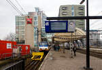 Zwei gekuppelte Sprinter (hinten der dreiteilige SGMm 2953 und vorne der zweiteilige SGMm 2120) der NS (Nederlandse Spoorwegen) werden am 31 März 2018 im Bahnhof Amsterdam Centraal, als Sprinter