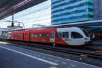 Der diesel-elektrische Stadler GTW 2/6 - Spurt 10.264 „Alfred Mozer“ der Arriva Nederland steht am 29 April 2025 im Bahnhof Arnhem Central (Arnheim Hbf), als Stoptrein RS33 nach Tiel, zur Abfahrt bereit. 

Der dieselelektrische Triebzug vom Typ Stadler GTW 2/6 der 4. Generation wurde 2012 von Stadler Rail im Werk Bussnang (Schweiz) gebaut.

GTW ist eine Leichtbau-Fahrzeugfamilie, die sich nicht nur uerlich in unterschiedlichen Stirnfronten von eckig bis stromlinienfrmig (wie hier bei der 4. Generation) unterscheidet und in verschiedenen Zusammenstellungen und Antriebsvarianten lieferbar ist, sondern auch in verschiedenen Spurweiten sowie als Zahnradbahnfahrzeug, wobei die Normalspurversionen UIC-konforme Vollbahnfahrzeuge sind. Das Grundkonzept des GTW ist eher unkonventionell: Ein mittiges Antriebsmodul, auch Antriebscontainer genannt, sorgt mit seinen beiden angetriebenen Achsen fr den Antrieb des Triebzugs. Zwei leicht gebaute Endmodule mit je einem Drehgestell und Niederflureinstieg sttzen sich auf das Antriebsmodul ab, was ein gnstiges Traktionsgewicht bewirkt.

Das Konzept der GTW ergibt eine sehr gute Raumausnutzung der Endmodule. Auer ber den Drehgestellen und an den aufgesttzten Enden sind die GTW niederflurig ausgefhrt (ber 65 % Niederfluranteil). Durch Einfgen eines Mittelwagens, ebenfalls mit nur einem Drehgestell, kann ein GTW 2/6 zum GTW 2/8 ausgebaut werden. Statt des Mittelwagens kann aber auch ein weiteres Antriebsmodul eingefgt werden. Beim GTW 4/8 wurde zwischen den zwei benachbarten Modulen ein laufwerkloses Mittelteil eingehngt. Wenn zwei GTW 2/6 miteinander verbunden werden und zwei Fhrerstnde wegfallen, entsteht ein GTW 4/12. Fr betriebliche Flexibilitt knnen bis zu vier GTW gleicher Bauart gekuppelt und ber die Vielfachsteuerung gemeinsam gesteuert oder ein antriebsloser, einem Endwagen hnelnder Steuerwagen mit der Achsformel 2’2’ mitgefhrt werden.

Fahrzeuge der Arriva Nederland:
Die Arriva Nederland besitzt 96 GTW 2/6 bzw. 2/8 die zwischen 2006 und 2016 von Stadler in Bussnang (Schweiz), als diesel-elektrische bzw. elektrische (DC) Fahrzeuge gebaut, wurden. Bei den ab 2012 gebauten diesel-elektrischen GTW wurde zur Vergrerung der Beinfreiheit die Raumaufteilung im Niederflurbereich angepasst. Grundstzlich entsprechen die Fahrzeuge den bereits seit 2006 an Arriva gelieferten Fahrzeugen. Sie verfgen jedoch ber einen neu entwickelten Antrieb mit Deutz- statt MAN-Motoren.

2005 bestellte Arriva fr die Bedienung der niederlndischen Provinzen Friesland und Groningen 22 Diesel-GTW 2/6 und 29 Diesel-GTW 2/8, davon sind 8 fr den Einsatz nach Deutschland ausgerstet. Die Zge mussten in nur 29 Monaten gebaut und geliefert werden. Weil damals in den Niederlanden die verschrften Crashnormen bereits in Kraft waren, mussten die Endwagenksten mit Fhrerkabine neu entwickelt werden. Zustzlich zur Druckfestigkeit von 1.500 kN wurde der Wagenkasten auf eine Versagenslast von 3.000 kN und das Energieabsorptionsvermgen bei einer Kollision von rund 900 kJ auf 2100 kJ erhht. Die Frontstruktur und die Seitenwnde der Wagenksten wurden mit den Flirt-Wagenksten vereinheitlicht, wobei seither eine integrale, komplette geschweite Bauweise mit Aluminium-Strangpressprofilen zur Anwendung kommt. Damit wird eine hhere Stabilitt der Rohbaustruktur erreicht. Zur Vereinfachung der Zulassungen sind die meisten sicherheitsrelevanten Funktionen in Relais-Technik realisiert.

2007/08 erhielt auch Veolia Transport Niederlande zwei- und dreiteilige Diesel-GTW, die weitgehend denen von Arriva entsprechen. Nach den Lieferungen der Diesel-GTW an Arriva und Veolia gewannen beide Unternehmen auch Ausschreibungen fr mit 1.500 Volt Gleichspannung elektrifizierte Strecken. Die dafr gelieferten GTW sind mit Stromrichtern ausgestattet, die auf Basis der 3-kV-Flirt-Stromrichter entwickelt wurden. Die elektrischen und dieselbetriebenen Zge von Veolia verkehren in gemischter Mehrfachtraktion. Dazu sind alle Zge mit Schaltern sowohl fr den Dieselmotorstart als auch fr Hauptschalter und Stromabnehmer ausgestattet.
Antrieb mit Dieselmotoren (diesel-elektrisch):
Die GTW mit Dieselantrieb der ersten Generation wurden mit einem Zwlfzylinder-V-Motor des Typs 83-TD13 von MTU Friedrichshafen mit 550 kW Nennleistung ausgestattet. Wegen der Breite des Zwlfzylindermotors musste der Durchgang durch das Antriebsmodul asymmetrisch angeordnet werden. 

Bei der zweiten Generation wurden zwei schnelllaufende, wassergekhlte Sechszylinder-Lkw-Reihenmotoren mit je 390 kW Nennleistung von MAN eingebaut, die die strengen Euro-3-Abgasvorschriften im Straenverkehr erfllen. Die Beschaffung von in groen Mengen produzierten Lkw-Motoren ist zudem kostengnstiger als von speziellen Dieselmotoren fr Schienenfahrzeuge. Die beiden nun vllig getrennten Antriebsaggregate bieten eine grere Leistung als der MTU-Motor und den Vorteil der Redundanz, so dass bei Strungen mit einem Aggregat weitergefahren werden kann. Die beiden Dieselmotoren sind auf beiden Seiten des Antriebmoduls angeordnet und erlauben einen symmetrischen Durchgang von einem Fahrgastraum zum anderen.

Die 2012 fr Arriva Gelderland beschafften Fahrzeuge (wie diese hier) erhielten je zwei neuentwickelte Deutz-Dieselmotoren vom TCD 16.0 V8. Der wassergekhlter 8-Zylinder Motor in V-Ausfhrung (90) mit Common Rail Einspritzsystem, Turboaufladung und Ladeluftkhlung mit einer Leistung von 520 kW erfllt die Abgasnormen EU Stufe V / US Tier 4. Bei einer Drehzahl von 1.400 U/min erbringt der Motor ein maximales Drehmoment von 2.890 Nm.
Weitere Motordaten:
Hubraum: 15.9 l (Bohrung  123 mm x 140 mm Hub)
Leistung: 520 kW (697 PS) bei 2.100 U/min
Max. Drehmoment: 2.890 Nm bei 1.400 U/min
Leerlaufdrehzahl: min. 600 U/min
Lnge x Breite x Hhe: 1.150 x 945 x 1.170 mm
Gewicht (trocken): 1.260 kg

Die redundante Antriebsausrstung besteht aus 2 Antriebsstrngen mit je 1 Dieselmotor, Asynchrongenerator, IGBT-Stromrichter und Asynchronfahrmotor

TECHNISHE DATEN der GTW 2/6:
Spurweite: 1.435 mm (Normalspur)
Antriebsart: dieselelektrisch
Achsfolge: 2'Bo'2'
Inbetriebsetzung: 2006-2016
Lnge ber Kupplung 40.890 mm
Fahrzeugbreite 2.950 mm
Fahrzeughhe 4.035 mm
Fubodenhhe: Niederflur 830mm / Hochflur 996 mm
Tren je Seite: 2 je 1.300 mm breit
Dienstgewicht (tara): ca. 68 t
Achsabstand im Drehgestell: 2.100 mm
Triebraddurchmesser: 860 mm (neu)
Laufraddurchmesser: 750 mm (neu)
Max. Leistung am Rad: 600 kW 
Anfahrzugkraft: 80 kN
Hchstgeschwindigkeit: 140 km/h
Sitzpltze in der 2. Kl.:  92 (Sommer Layout) /100 (Winter Layout)
Sitzpltze in der 1. Kl.:  8
Klappsitze: 18 (Sommer Layout) / 11 (Winter Layout)
Sommer Layout bedeutet das mehr Platz fr Fahrrder vorhanden ist.

Abweichende TECHNISHE DATEN der GTW 2/8:
Achsfolge: 2’2’Bo’2’
Lnge ber Kupplung 55.937 mm
Tren je Seite: 3 je 1.300 mm breit
Dienstgewicht (tara): ca. 87 t
Sitzpltze in der 2. Kl.: 148 (Sommer Layout) /156 (Winter Layout)
Sitzpltze in der 1. Kl. 16
Klappsitze: 21 (Sommer Layout) / 14 (Winter Layout)
