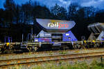 Zweiachsiger offener Schüttgutwagen mit dosierbarer Schwerkraftentladung (Schotterwagen) 23 84 6437 160-5 NL-RP, der Gattung Fccpps, der voestalpine Track Solutions Netherlands B.V. (ex voestalpine Railpro B.V.) abgestellt am frühen Abend des 26 Oktober 2025 bei der Baustelle im Bahnhof Herdorf.
Diese Wagen wurden ab 1961 von Talbot in Aachen für die NS als Fcs oder als Tds gebaut. Ab 1982 wurden die Wagen von den Firmen Jansen und WBA (NL) zu Fccpps umgebaut. Die Firma  Railpro  mietete diese Wagen ab 1995 an bzw. kaufte sie 2002 von der NS und ließ sie aufarbeiten, dabei erhielten sie einen blauen Neuanstrich und den Schriftzug „railpro“. Seit 2002 gehört Railpro zur der österreichischen Voestalpine Gruppe, aktuell firmiert sie als voestalpine Track Solutions Netherlands B.V.
Bei den Gleisbaufirmen sind diese Wagen äußerst beliebt, da sie sich der Schotter beim Einschottern sehr gut dosieren lässt. Außerdem ist der Auslauf (von der Gleismitte bis neben das Gleis) sehr gut verstellbar, daher lässt sich der Schotter auch sehr gut verteilen. 
Der Fccpps ist ein benutzerfreundlicher, Rutschenwagen, der für die Versorgung aller Arten von grobem Ballastmaterial geeignet ist. Er kann Schotter (Ballast) außerhalb und innerhalb der Schiene entladen, ohne die Schienen zu beschädigen. Mittels des Trichters kann sowohl innerhalb als auch außerhalb
der Gleise entladen werden. Die Trichter ermöglichen eine dosierbare Entladung. Bei minimalem Kraftaufwand, kann der Bediener dank eines Handhebels, der sich mühelos öffnen und schließen lässt, eine Menge von 28,2 Tonnen Schotter kontrolliert in der Schiene freisetzen. Die maximale Transportdichte über Puffer beträgt 2,93 Tonnen pro Meter. Auf der Arbeitsplattform, welche ca. 2 Meter von den Rutschen entfernt ist, können zwei Bediener gleichzeitig den Ballast auf beiden Seiten der Strecke entladen. Sämtliche Fccpps-Waggons von voestalpine Railpro sind mit einer Schalldämpfung (gummiert) in der Auslaufrinne ausgestattet, um die Umgebung aber vor allem, die Bediener und Gleisbauer vor Lärm zu schützen.
TECHNISCHE DATEN:
Hersteller: Waggonfabrik Talbot in Aachen 
Baujahr: ab 1961 / Umbau ab 1982
Spurweite: 1.435 mm (Normalspur)
Anzahl der Achsen: 2
Länge über Puffer: 9.640 mm
Achsabstand: 6.000 mm
Eigengewicht: 10.400 kg
Ladevolumen: 22 m³
Max. Ladegewicht: 28.200 kg (ab Streckenklasse C)
Höchstgeschwindigkeit: 100 km/h (beladen) 120 km/h (leer)
Bauart der Bremse: O-GP (LL)
Bremssohle: IB 116
Handbremse: keine
Intern. Verwendungsfähigkeit: RIV Zweiachsiger offener Schüttgutwagen mit dosierbarer Schwerkraftentladung (Schotterwagen) 23 84 6437 160-5 NL-RP, der Gattung Fccpps, der voestalpine Track Solutions Netherlands B.V. (ex voestalpine Railpro B.V.) abgestellt am frühen Abend des 26 Oktober 2025 bei der Baustelle im Bahnhof Herdorf.
Diese Wagen wurden ab 1961 von Talbot in Aachen für die NS als Fcs oder als Tds gebaut. Ab 1982 wurden die Wagen von den Firmen Jansen und WBA (NL) zu Fccpps umgebaut. Die Firma  Railpro  mietete diese Wagen ab 1995 an bzw. kaufte sie 2002 von der NS und ließ sie aufarbeiten, dabei erhielten sie einen blauen Neuanstrich und den Schriftzug „railpro“. Seit 2002 gehört Railpro zur der österreichischen Voestalpine Gruppe, aktuell firmiert sie als voestalpine Track Solutions Netherlands B.V.
Bei den Gleisbaufirmen sind diese Wagen äußerst beliebt, da sie sich der Schotter beim Einschottern sehr gut dosieren lässt. Außerdem ist der Auslauf (von der Gleismitte bis neben das Gleis) sehr gut verstellbar, daher lässt sich der Schotter auch sehr gut verteilen. 
Der Fccpps ist ein benutzerfreundlicher, Rutschenwagen, der für die Versorgung aller Arten von grobem Ballastmaterial geeignet ist. Er kann Schotter (Ballast) außerhalb und innerhalb der Schiene entladen, ohne die Schienen zu beschädigen. Mittels des Trichters kann sowohl innerhalb als auch außerhalb
der Gleise entladen werden. Die Trichter ermöglichen eine dosierbare Entladung. Bei minimalem Kraftaufwand, kann der Bediener dank eines Handhebels, der sich mühelos öffnen und schließen lässt, eine Menge von 28,2 Tonnen Schotter kontrolliert in der Schiene freisetzen. Die maximale Transportdichte über Puffer beträgt 2,93 Tonnen pro Meter. Auf der Arbeitsplattform, welche ca. 2 Meter von den Rutschen entfernt ist, können zwei Bediener gleichzeitig den Ballast auf beiden Seiten der Strecke entladen. Sämtliche Fccpps-Waggons von voestalpine Railpro sind mit einer Schalldämpfung (gummiert) in der Auslaufrinne ausgestattet, um die Umgebung aber vor allem, die Bediener und Gleisbauer vor Lärm zu schützen.
TECHNISCHE DATEN:
Hersteller: Waggonfabrik Talbot in Aachen 
Baujahr: ab 1961 / Umbau ab 1982
Spurweite: 1.435 mm (Normalspur)
Anzahl der Achsen: 2
Länge über Puffer: 9.640 mm
Achsabstand: 6.000 mm
Eigengewicht: 10.400 kg
Ladevolumen: 22 m³
Max. Ladegewicht: 28.200 kg (ab Streckenklasse C)
Höchstgeschwindigkeit: 100 km/h (beladen) 120 km/h (leer)
Bauart der Bremse: O-GP (LL)
Bremssohle: IB 116
Handbremse: keine
Intern. Verwendungsfähigkeit: RIV