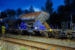 Zweiachsiger offener Schüttgutwagen mit dosierbarer Schwerkraftentladung (Schotterwagen) 23 84 6437 481-4 NL-RP, der Gattung Fccpps, der voestalpine Track Solutions Netherlands B.V. (ex voestalpine Railpro B.V.) abgestellt am frühen Abend des 26 Oktober 2025 bei der Baustelle im Bahnhof Herdorf.
Diese Wagen wurden ab 1961 von Talbot in Aachen für die NS als Fcs oder als Tds gebaut. Ab 1982 wurden die Wagen von den Firmen Jansen und WBA (NL) zu Fccpps umgebaut. Die Firma  Railpro  mietete diese Wagen ab 1995 an bzw. kaufte sie 2002 von der NS und ließ sie aufarbeiten, dabei erhielten sie einen blauen Neuanstrich und den Schriftzug „railpro“. Seit 2002 gehört Railpro zur der österreichischen Voestalpine Gruppe, aktuell firmiert sie als voestalpine Track Solutions Netherlands B.V.
Bei den Gleisbaufirmen sind diese Wagen äußerst beliebt, da sie sich der Schotter beim Einschottern sehr gut dosieren lässt. Außerdem ist der Auslauf (von der Gleismitte bis neben das Gleis) sehr gut verstellbar, daher lässt sich der Schotter auch sehr gut verteilen. 
Der Fccpps ist ein benutzerfreundlicher, Rutschenwagen, der für die Versorgung aller Arten von grobem Ballastmaterial geeignet ist. Er kann Schotter (Ballast) außerhalb und innerhalb der Schiene entladen, ohne die Schienen zu beschädigen. Mittels des Trichters kann sowohl innerhalb als auch außerhalb
der Gleise entladen werden. Die Trichter ermöglichen eine dosierbare Entladung. Bei minimalem Kraftaufwand, kann der Bediener dank eines Handhebels, der sich mühelos öffnen und schließen lässt, eine Menge von 28,2 Tonnen Schotter kontrolliert in der Schiene freisetzen. Die maximale Transportdichte über Puffer beträgt 2,93 Tonnen pro Meter. Auf der Arbeitsplattform, welche ca. 2 Meter von den Rutschen entfernt ist, können zwei Bediener gleichzeitig den Ballast auf beiden Seiten der Strecke entladen. Sämtliche Fccpps-Waggons von voestalpine Railpro sind mit einer Schalldämpfung (gummiert) in der Auslaufrinne ausgestattet, um die Umgebung aber vor allem, die Bediener und Gleisbauer vor Lärm zu schützen.
TECHNISCHE DATEN:
Hersteller: Waggonfabrik Talbot in Aachen 
Baujahr: ab 1961 / Umbau ab 1982
Spurweite: 1.435 mm (Normalspur)
Anzahl der Achsen: 2
Länge über Puffer: 9.640 mm
Achsabstand: 6.000 mm
Eigengewicht: 10.390 kg
Ladevolumen: 22 m³
Max. Ladegewicht: 28.200 kg (ab Streckenklasse C)
Höchstgeschwindigkeit: 100 km/h (beladen) 120 km/h (leer)
Bauart der Bremse: O-GP (LL)
Bremssohle: IB 116
Handbremse: keine
Intern. Verwendungsfähigkeit: RIV Zweiachsiger offener Schüttgutwagen mit dosierbarer Schwerkraftentladung (Schotterwagen) 23 84 6437 481-4 NL-RP, der Gattung Fccpps, der voestalpine Track Solutions Netherlands B.V. (ex voestalpine Railpro B.V.) abgestellt am frühen Abend des 26 Oktober 2025 bei der Baustelle im Bahnhof Herdorf.
Diese Wagen wurden ab 1961 von Talbot in Aachen für die NS als Fcs oder als Tds gebaut. Ab 1982 wurden die Wagen von den Firmen Jansen und WBA (NL) zu Fccpps umgebaut. Die Firma  Railpro  mietete diese Wagen ab 1995 an bzw. kaufte sie 2002 von der NS und ließ sie aufarbeiten, dabei erhielten sie einen blauen Neuanstrich und den Schriftzug „railpro“. Seit 2002 gehört Railpro zur der österreichischen Voestalpine Gruppe, aktuell firmiert sie als voestalpine Track Solutions Netherlands B.V.
Bei den Gleisbaufirmen sind diese Wagen äußerst beliebt, da sie sich der Schotter beim Einschottern sehr gut dosieren lässt. Außerdem ist der Auslauf (von der Gleismitte bis neben das Gleis) sehr gut verstellbar, daher lässt sich der Schotter auch sehr gut verteilen. 
Der Fccpps ist ein benutzerfreundlicher, Rutschenwagen, der für die Versorgung aller Arten von grobem Ballastmaterial geeignet ist. Er kann Schotter (Ballast) außerhalb und innerhalb der Schiene entladen, ohne die Schienen zu beschädigen. Mittels des Trichters kann sowohl innerhalb als auch außerhalb
der Gleise entladen werden. Die Trichter ermöglichen eine dosierbare Entladung. Bei minimalem Kraftaufwand, kann der Bediener dank eines Handhebels, der sich mühelos öffnen und schließen lässt, eine Menge von 28,2 Tonnen Schotter kontrolliert in der Schiene freisetzen. Die maximale Transportdichte über Puffer beträgt 2,93 Tonnen pro Meter. Auf der Arbeitsplattform, welche ca. 2 Meter von den Rutschen entfernt ist, können zwei Bediener gleichzeitig den Ballast auf beiden Seiten der Strecke entladen. Sämtliche Fccpps-Waggons von voestalpine Railpro sind mit einer Schalldämpfung (gummiert) in der Auslaufrinne ausgestattet, um die Umgebung aber vor allem, die Bediener und Gleisbauer vor Lärm zu schützen.
TECHNISCHE DATEN:
Hersteller: Waggonfabrik Talbot in Aachen 
Baujahr: ab 1961 / Umbau ab 1982
Spurweite: 1.435 mm (Normalspur)
Anzahl der Achsen: 2
Länge über Puffer: 9.640 mm
Achsabstand: 6.000 mm
Eigengewicht: 10.390 kg
Ladevolumen: 22 m³
Max. Ladegewicht: 28.200 kg (ab Streckenklasse C)
Höchstgeschwindigkeit: 100 km/h (beladen) 120 km/h (leer)
Bauart der Bremse: O-GP (LL)
Bremssohle: IB 116
Handbremse: keine
Intern. Verwendungsfähigkeit: RIV
