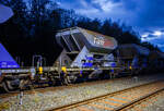 Zweiachsiger offener Schüttgutwagen mit dosierbarer Schwerkraftentladung (Schotterwagen) 23 84 6437 478-0 NL-RP, der Gattung Fccpps, der voestalpine Track Solutions Netherlands B.V. (ex voestalpine Railpro B.V.) abgestellt am frühen Abend des 26 Oktober 2025 bei der Baustelle im Bahnhof Herdorf.
Diese Wagen wurden ab 1961 von Talbot in Aachen für die NS als Fcs oder als Tds gebaut. Ab 1982 wurden die Wagen von den Firmen Jansen und WBA (NL) zu Fccpps umgebaut. Die Firma  Railpro  mietete diese Wagen ab 1995 an bzw. kaufte sie 2002 von der NS und ließ sie aufarbeiten, dabei erhielten sie einen blauen Neuanstrich und den Schriftzug „railpro“. Seit 2002 gehört Railpro zur der österreichischen Voestalpine Gruppe, aktuell firmiert sie als voestalpine Track Solutions Netherlands B.V.
Bei den Gleisbaufirmen sind diese Wagen äußerst beliebt, da sie sich der Schotter beim Einschottern sehr gut dosieren lässt. Außerdem ist der Auslauf (von der Gleismitte bis neben das Gleis) sehr gut verstellbar, daher lässt sich der Schotter auch sehr gut verteilen. 
Der Fccpps ist ein benutzerfreundlicher, Rutschenwagen, der für die Versorgung aller Arten von grobem Ballastmaterial geeignet ist. Er kann Schotter (Ballast) außerhalb und innerhalb der Schiene entladen, ohne die Schienen zu beschädigen. Mittels des Trichters kann sowohl innerhalb als auch außerhalb
der Gleise entladen werden. Die Trichter ermöglichen eine dosierbare Entladung. Bei minimalem Kraftaufwand, kann der Bediener dank eines Handhebels, der sich mühelos öffnen und schließen lässt, eine Menge von 28,2 Tonnen Schotter kontrolliert in der Schiene freisetzen. Die maximale Transportdichte über Puffer beträgt 2,93 Tonnen pro Meter. Auf der Arbeitsplattform, welche ca. 2 Meter von den Rutschen entfernt ist, können zwei Bediener gleichzeitig den Ballast auf beiden Seiten der Strecke entladen. Sämtliche Fccpps-Waggons von voestalpine Railpro sind mit einer Schalldämpfung (gummiert) in der Auslaufrinne ausgestattet, um die Umgebung aber vor allem, die Bediener und Gleisbauer vor Lärm zu schützen.
TECHNISCHE DATEN:
Hersteller: Waggonfabrik Talbot in Aachen 
Baujahr: ab 1961 / Umbau ab 1982
Spurweite: 1.435 mm (Normalspur)
Anzahl der Achsen: 2
Länge über Puffer: 9.640 mm
Achsabstand: 6.000 mm
Eigengewicht: 10.430 kg
Ladevolumen: 22 m³
Max. Ladegewicht: 28.200 kg (ab Streckenklasse C)
Höchstgeschwindigkeit: 100 km/h (beladen) 120 km/h (leer)
Bauart der Bremse: O-GP (LL)
Bremssohle: IB 116
Handbremse: keine
Intern. Verwendungsfähigkeit: RIV Zweiachsiger offener Schüttgutwagen mit dosierbarer Schwerkraftentladung (Schotterwagen) 23 84 6437 478-0 NL-RP, der Gattung Fccpps, der voestalpine Track Solutions Netherlands B.V. (ex voestalpine Railpro B.V.) abgestellt am frühen Abend des 26 Oktober 2025 bei der Baustelle im Bahnhof Herdorf.
Diese Wagen wurden ab 1961 von Talbot in Aachen für die NS als Fcs oder als Tds gebaut. Ab 1982 wurden die Wagen von den Firmen Jansen und WBA (NL) zu Fccpps umgebaut. Die Firma  Railpro  mietete diese Wagen ab 1995 an bzw. kaufte sie 2002 von der NS und ließ sie aufarbeiten, dabei erhielten sie einen blauen Neuanstrich und den Schriftzug „railpro“. Seit 2002 gehört Railpro zur der österreichischen Voestalpine Gruppe, aktuell firmiert sie als voestalpine Track Solutions Netherlands B.V.
Bei den Gleisbaufirmen sind diese Wagen äußerst beliebt, da sie sich der Schotter beim Einschottern sehr gut dosieren lässt. Außerdem ist der Auslauf (von der Gleismitte bis neben das Gleis) sehr gut verstellbar, daher lässt sich der Schotter auch sehr gut verteilen. 
Der Fccpps ist ein benutzerfreundlicher, Rutschenwagen, der für die Versorgung aller Arten von grobem Ballastmaterial geeignet ist. Er kann Schotter (Ballast) außerhalb und innerhalb der Schiene entladen, ohne die Schienen zu beschädigen. Mittels des Trichters kann sowohl innerhalb als auch außerhalb
der Gleise entladen werden. Die Trichter ermöglichen eine dosierbare Entladung. Bei minimalem Kraftaufwand, kann der Bediener dank eines Handhebels, der sich mühelos öffnen und schließen lässt, eine Menge von 28,2 Tonnen Schotter kontrolliert in der Schiene freisetzen. Die maximale Transportdichte über Puffer beträgt 2,93 Tonnen pro Meter. Auf der Arbeitsplattform, welche ca. 2 Meter von den Rutschen entfernt ist, können zwei Bediener gleichzeitig den Ballast auf beiden Seiten der Strecke entladen. Sämtliche Fccpps-Waggons von voestalpine Railpro sind mit einer Schalldämpfung (gummiert) in der Auslaufrinne ausgestattet, um die Umgebung aber vor allem, die Bediener und Gleisbauer vor Lärm zu schützen.
TECHNISCHE DATEN:
Hersteller: Waggonfabrik Talbot in Aachen 
Baujahr: ab 1961 / Umbau ab 1982
Spurweite: 1.435 mm (Normalspur)
Anzahl der Achsen: 2
Länge über Puffer: 9.640 mm
Achsabstand: 6.000 mm
Eigengewicht: 10.430 kg
Ladevolumen: 22 m³
Max. Ladegewicht: 28.200 kg (ab Streckenklasse C)
Höchstgeschwindigkeit: 100 km/h (beladen) 120 km/h (leer)
Bauart der Bremse: O-GP (LL)
Bremssohle: IB 116
Handbremse: keine
Intern. Verwendungsfähigkeit: RIV