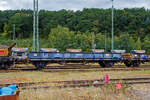 Zweiachsiger Flachwagen (Niederbordwagen) für Schotter und Sand, 43 84 3228 161-6 NL-RP, der NS Gattung Klmos 702, der Vermietungsfirma Railpro (voestalpine Railpro BV), am 24 August 2025
