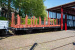 Der NS Rungenwagen LWGK 87583 am 29 April 2025 im Het Spoorwegmuseum (bis 2005 NSM - Nederlands Spoorwegmuseum / Niederlndischen Eisenbahnmuseum) in Utrecht im Bahnhof Maliebaan.

Zwischen 1926 und 1930 stellten die NS- Niederlndischen Eisenbahnen 100 zweiachsige 14 m langn Rungenwagen in Dienst. Diese Wagen waren im Wesentlichen eine Fortsetzung der alten Bauweise. Als Verbesserung war es nun jedoch mglich, die Seitenwnde abschnittsweise zu entfernen. Der obere Teil bestand also aus zehn 40 cm hohen Bordwnden. Als alle Bordwnde und Rungen entfernt worden waren, blieb ein flacher Wagen brig, der sich ideal fr den Militrtransport eignete. Die Rungen hatten eine Lnge von 2,50 m. Ab 1938 wurden die, oben rechteckig und mit Binderingen versehenen, ursprnglichen Rungen, durch die bekannteren runden Rungen ersetzt. Die Wagen blieben bis in die 1980er Jahre im Einsatz. Mehrere Exemplare sind noch erhalten geblieben.

Dieser Wagen wurde 1930 von Werkspoor N.V. in Zuilen (heute Stadtteil von Utrecht) gebaut und als 87583 LWGK gefhrt, ab 1967 wurde er zum 21 84 302 4 044-8 Kb und wechselte spter noch mehrmals die Nummern. 

TECHNISCHE DATEN:
Spurweite: 1.435 mm (Normalspur)
Anzahl der Achsen: 2
Lnge ber Puffer: 14.320 mm
Achsabstand: 8.000 mm
Lnge der Ladeflche: 13.000 mm
Ladeflche: 35,8 m
Leergewicht: 11.870 kg
Max. Zuladung: 17,5 t
Hchstgeschwindigkeit: 80 km/h
Bremse: Kr-G